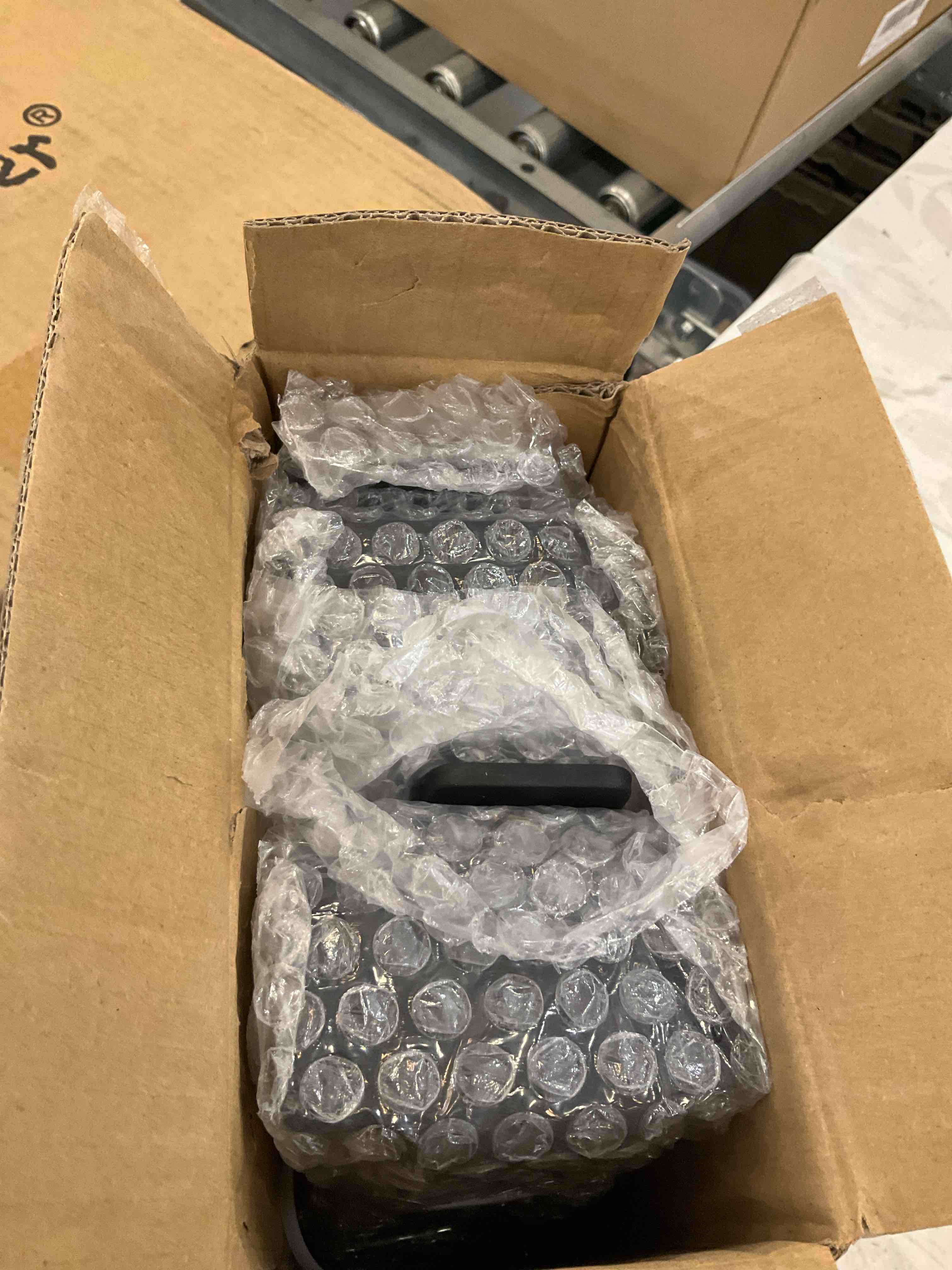 https://s3.amazonaws.com/lotting-images-prod/BargainHunt/EXS01515827_1716475147708.jpeg