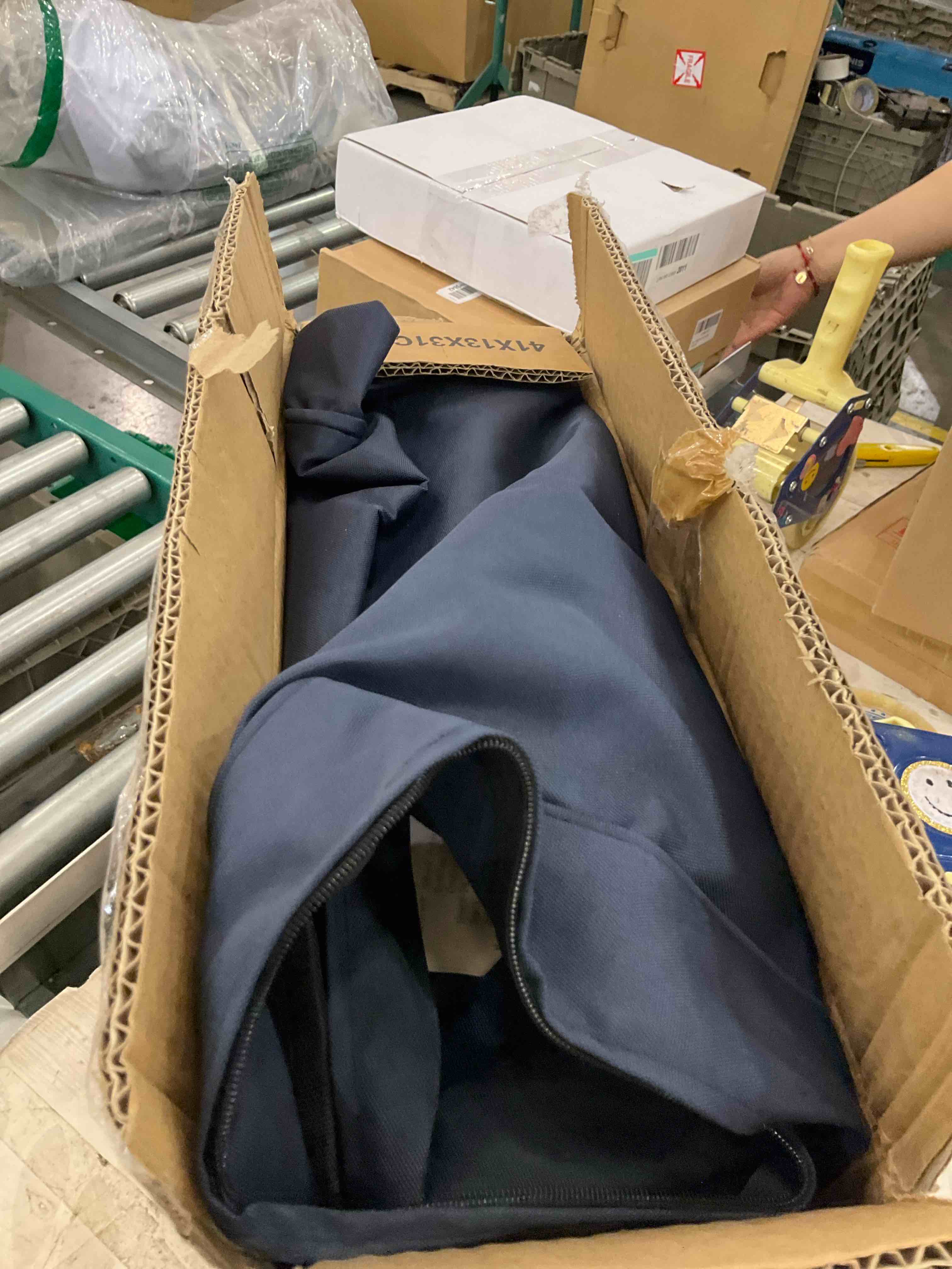 https://s3.amazonaws.com/lotting-images-prod/BargainHunt/EXS01515828_1716475240537.jpeg