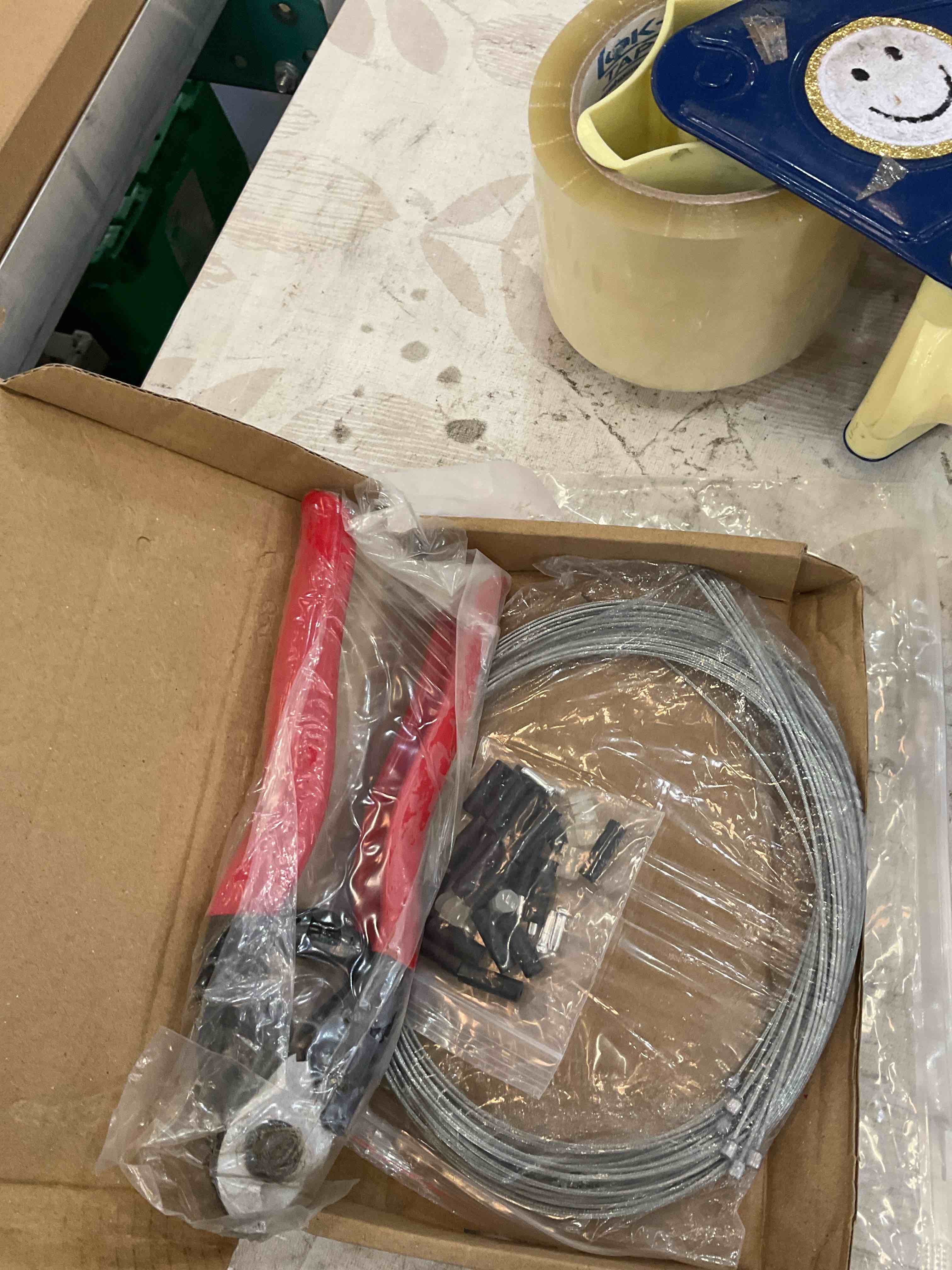 https://s3.amazonaws.com/lotting-images-prod/BargainHunt/EXS01515859_1716478368054.jpeg