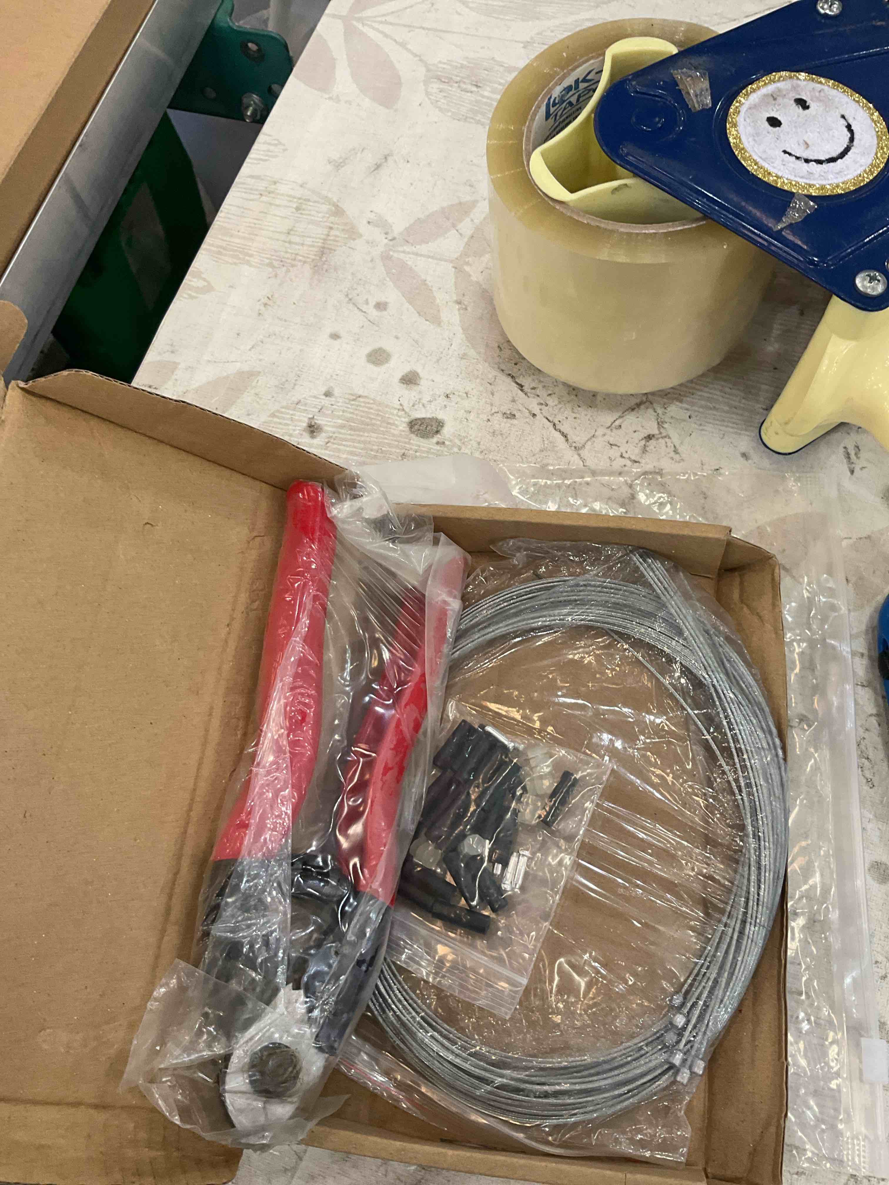 https://s3.amazonaws.com/lotting-images-prod/BargainHunt/EXS01515859_1716478369075.jpeg