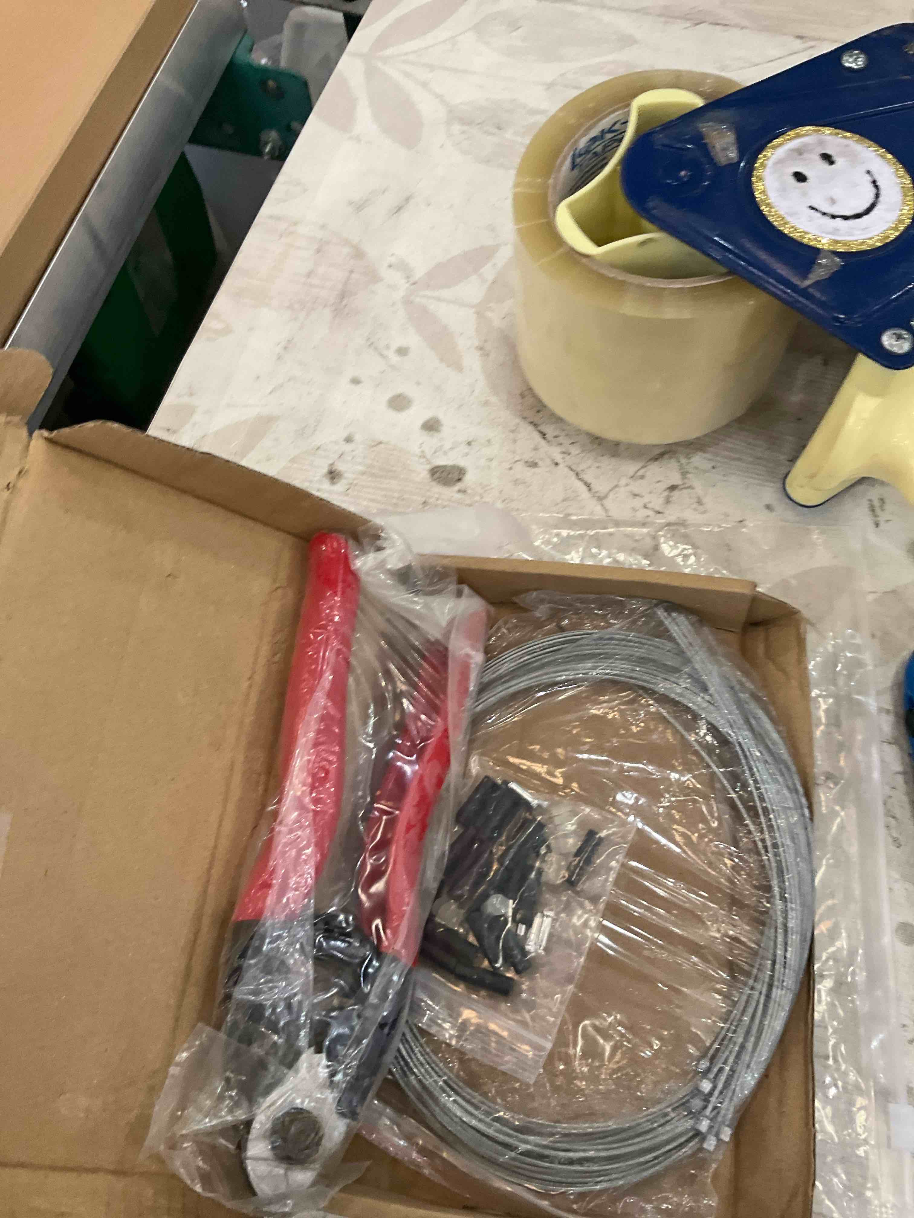 https://s3.amazonaws.com/lotting-images-prod/BargainHunt/EXS01515859_1716478370973.jpeg