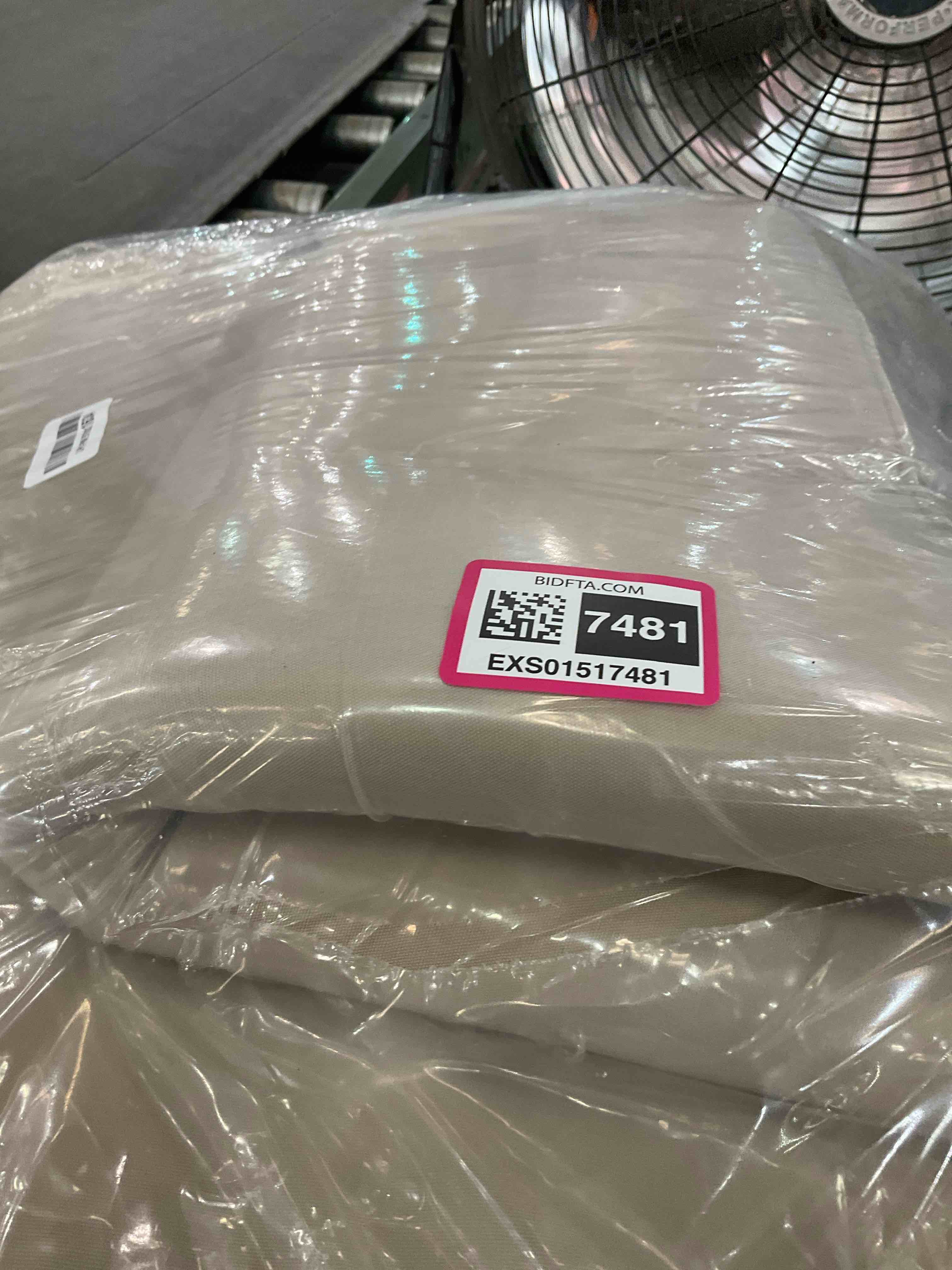 https://s3.amazonaws.com/lotting-images-prod/BargainHunt/EXS01517481_1716310392785.jpeg