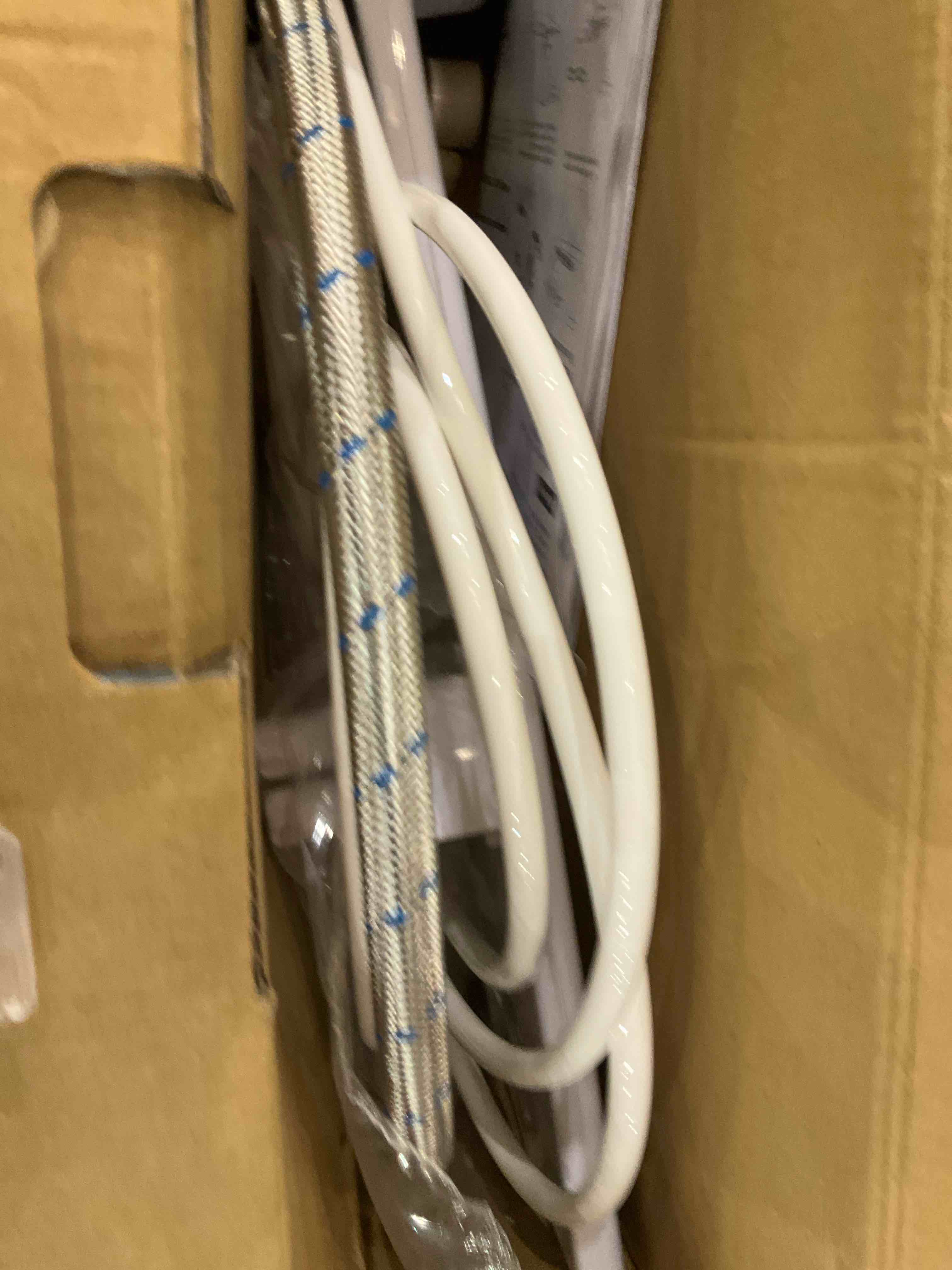 https://s3.amazonaws.com/lotting-images-prod/BargainHunt/EXS01517608_1719581366927.jpeg