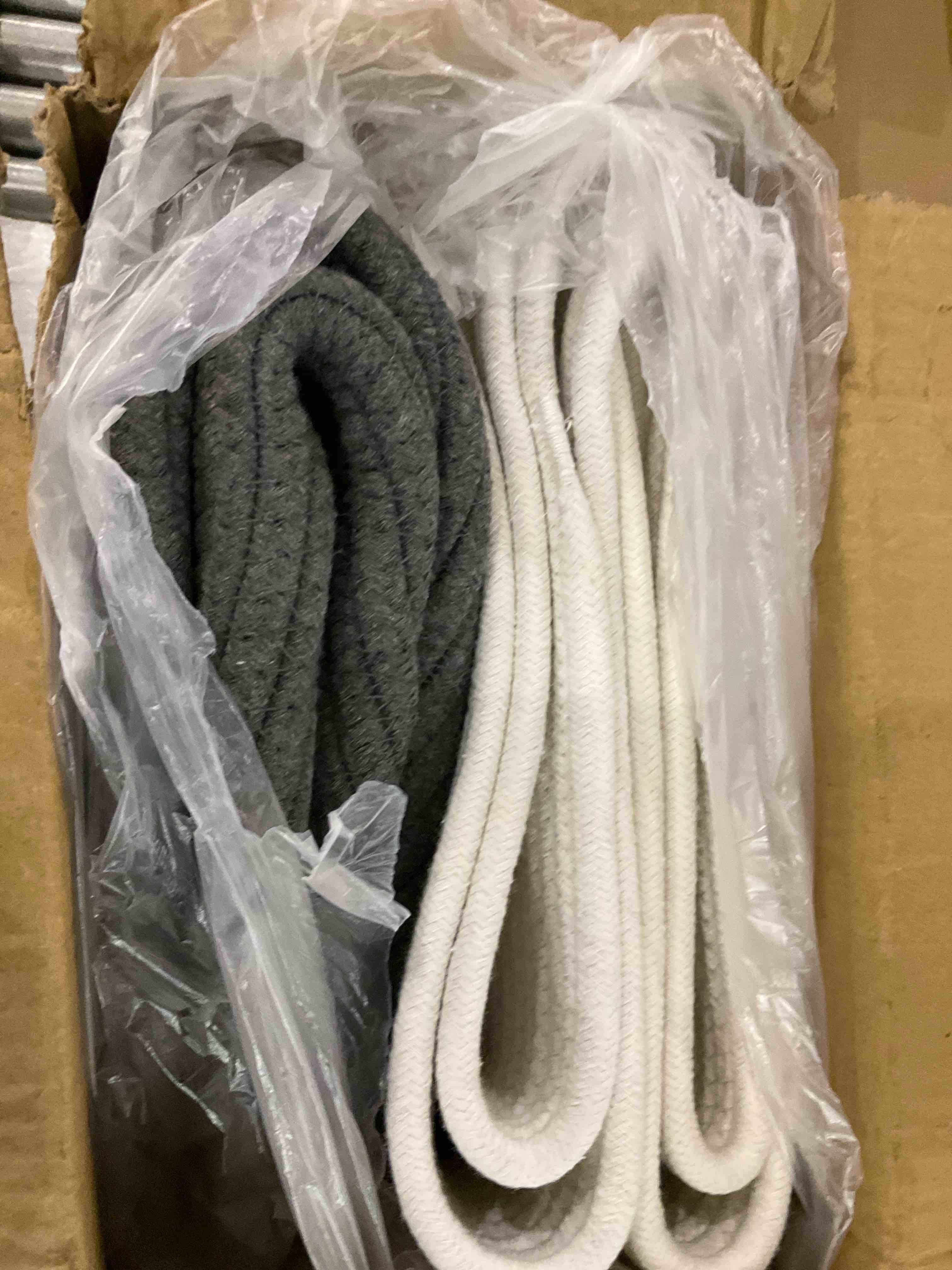 https://s3.amazonaws.com/lotting-images-prod/BargainHunt/EXS01517659_1719834377457.jpeg