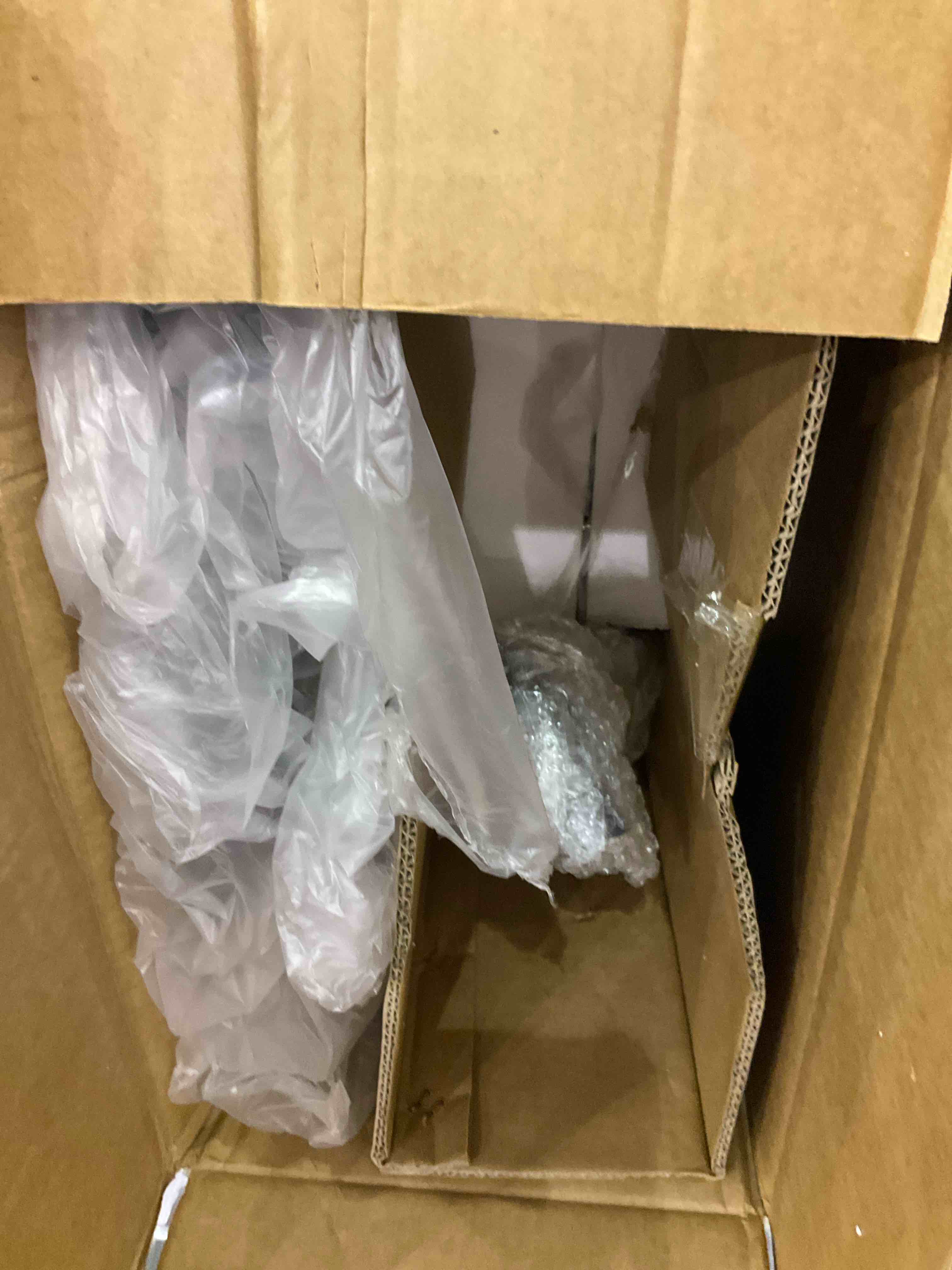 https://s3.amazonaws.com/lotting-images-prod/BargainHunt/EXS01519378_1716380614725.jpeg