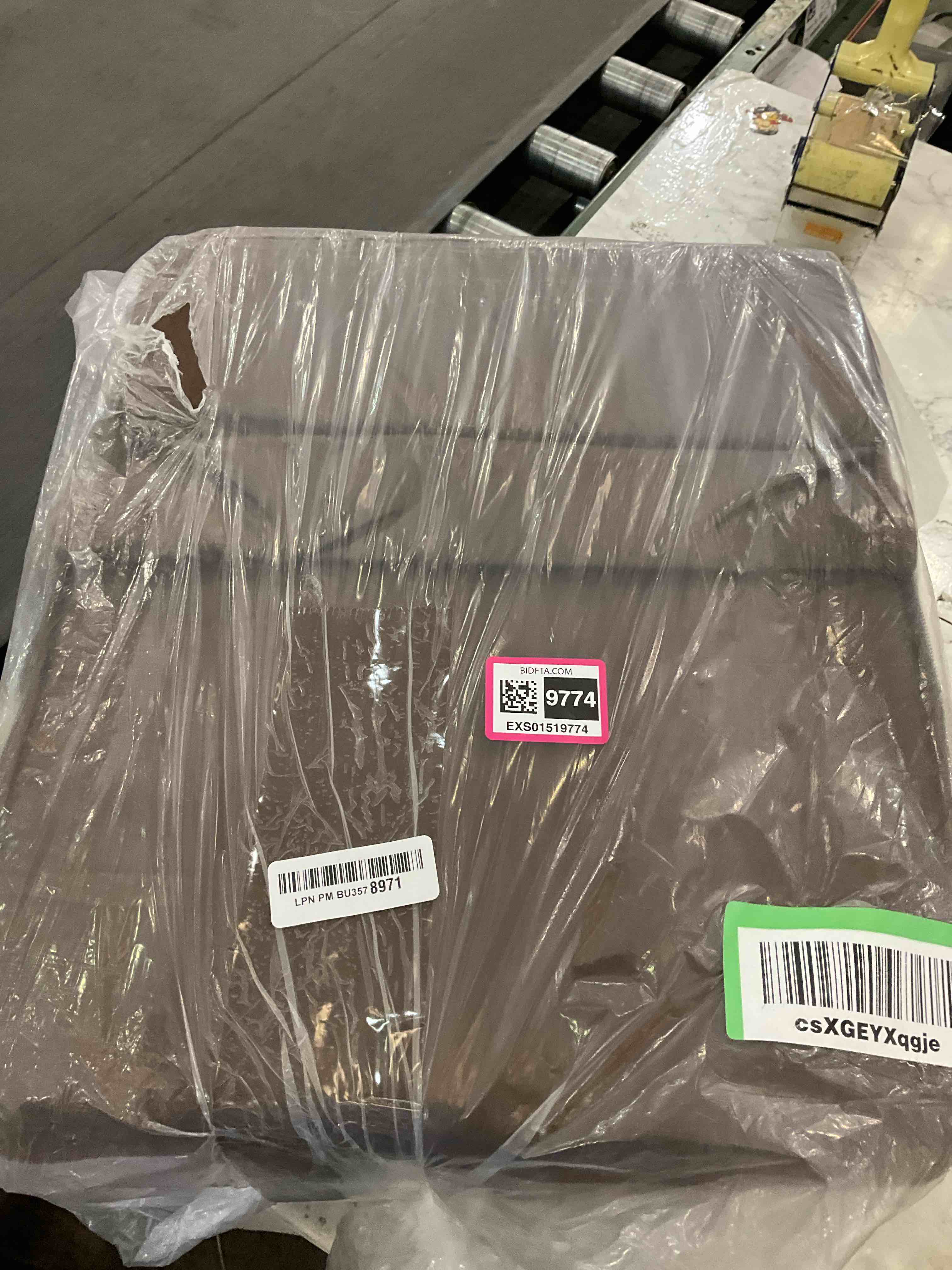 https://s3.amazonaws.com/lotting-images-prod/BargainHunt/EXS01519774_1717075992754.jpeg