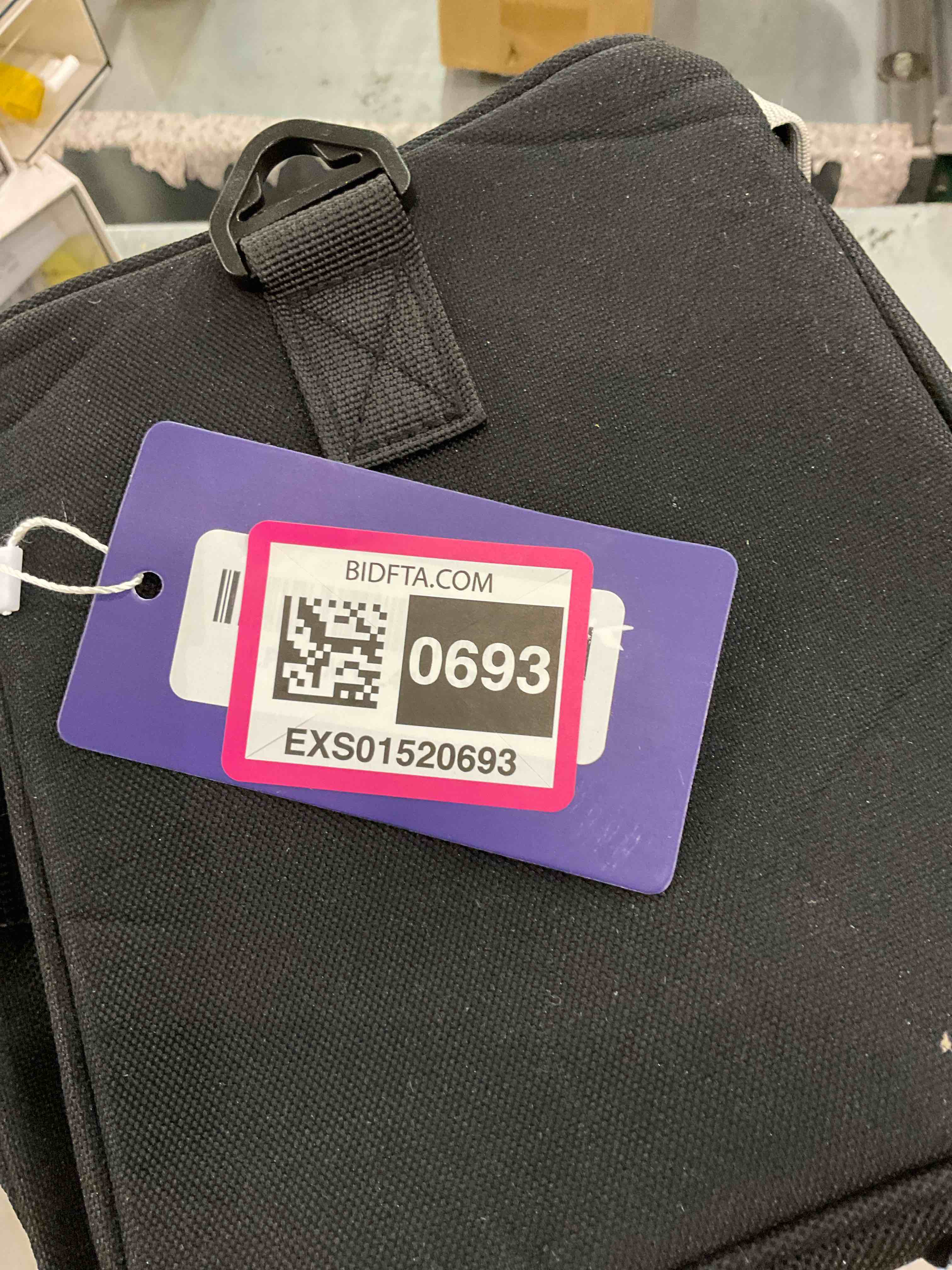 https://s3.amazonaws.com/lotting-images-prod/BargainHunt/EXS01520693_1715342281693.jpeg