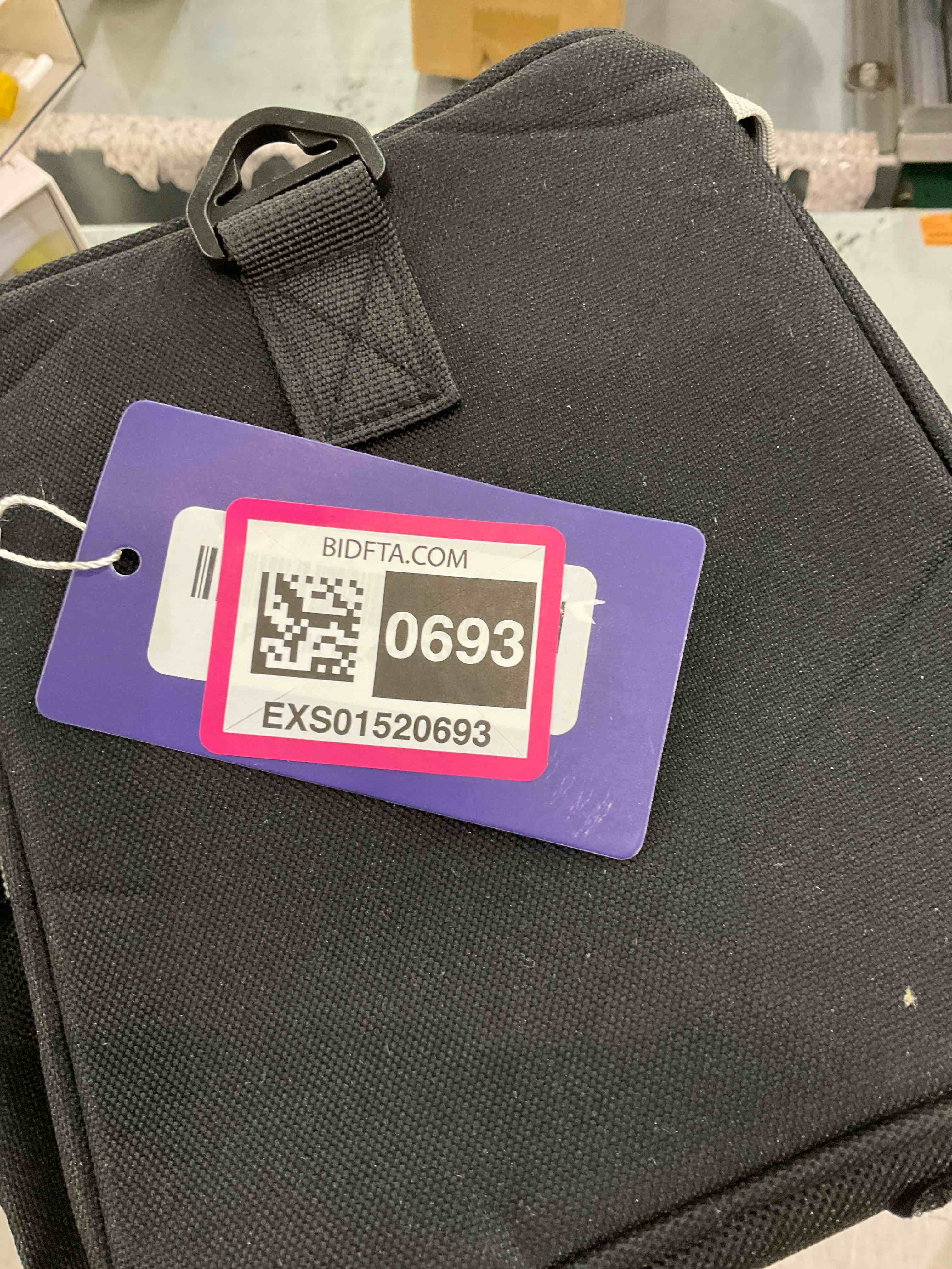 https://s3.amazonaws.com/lotting-images-prod/BargainHunt/EXS01520693_1715342282720.jpeg