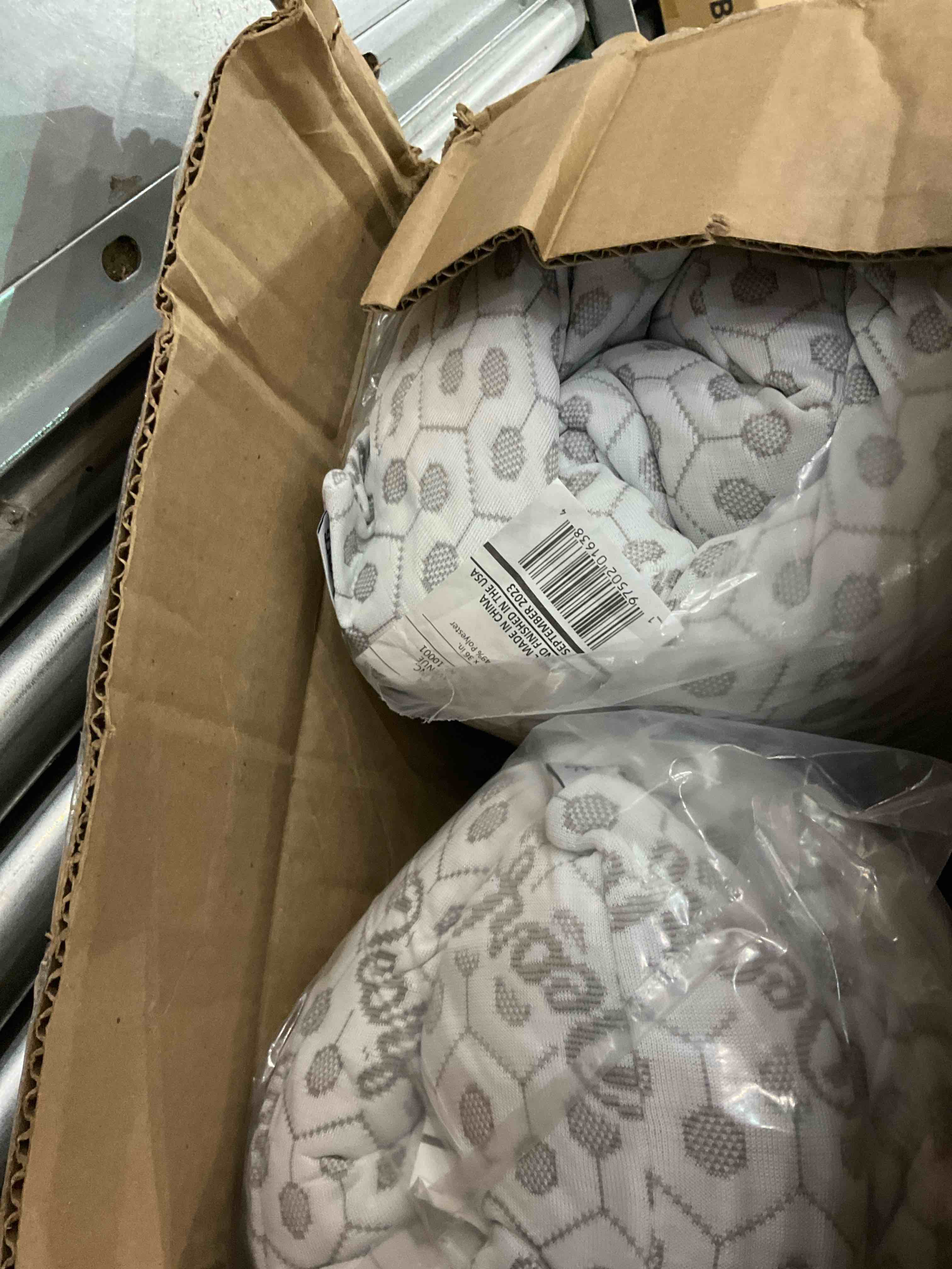 https://s3.amazonaws.com/lotting-images-prod/BargainHunt/EXS01520931_1715607337396.jpeg