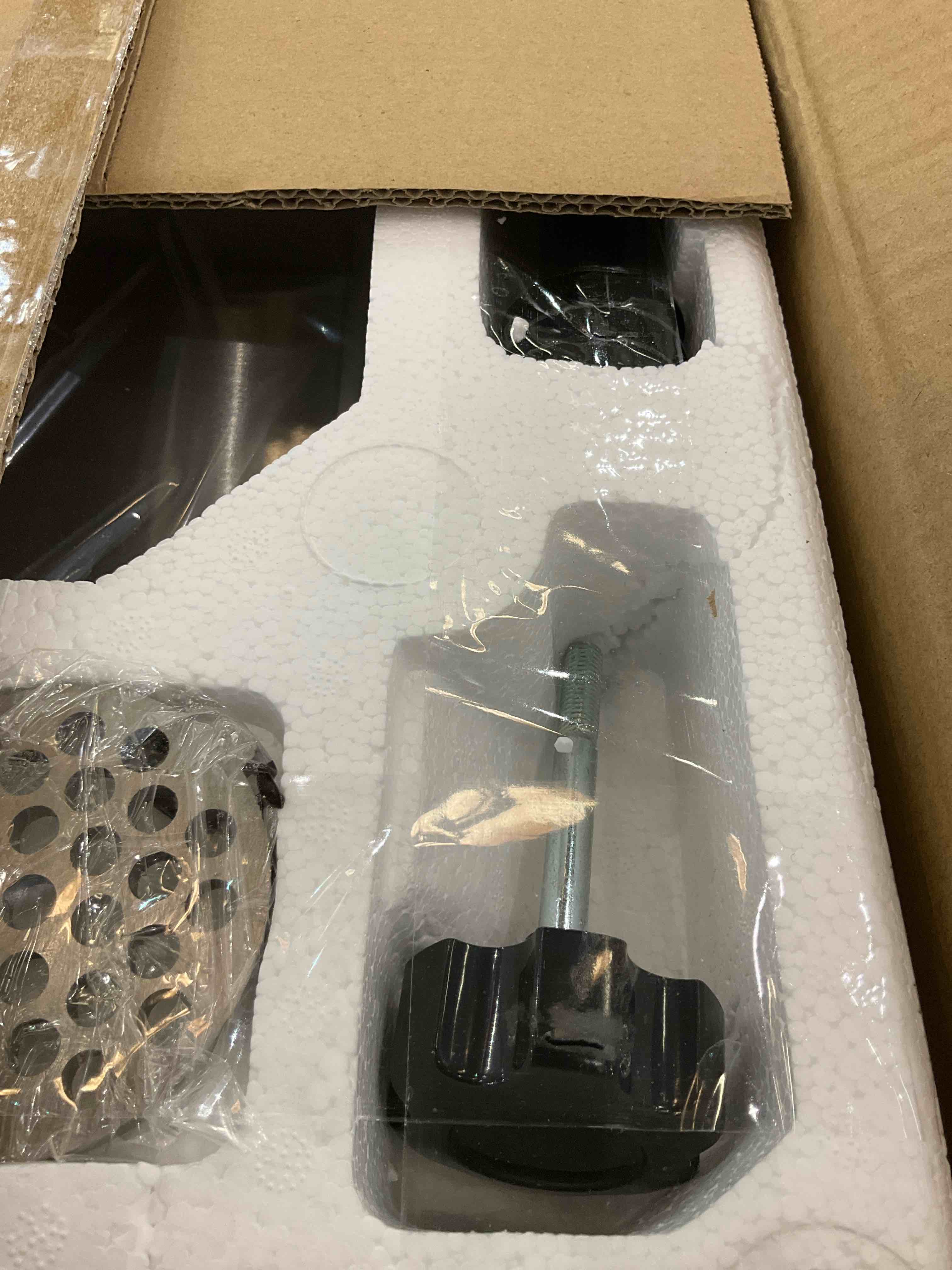 https://s3.amazonaws.com/lotting-images-prod/BargainHunt/EXS01521739_1715101673227.jpeg
