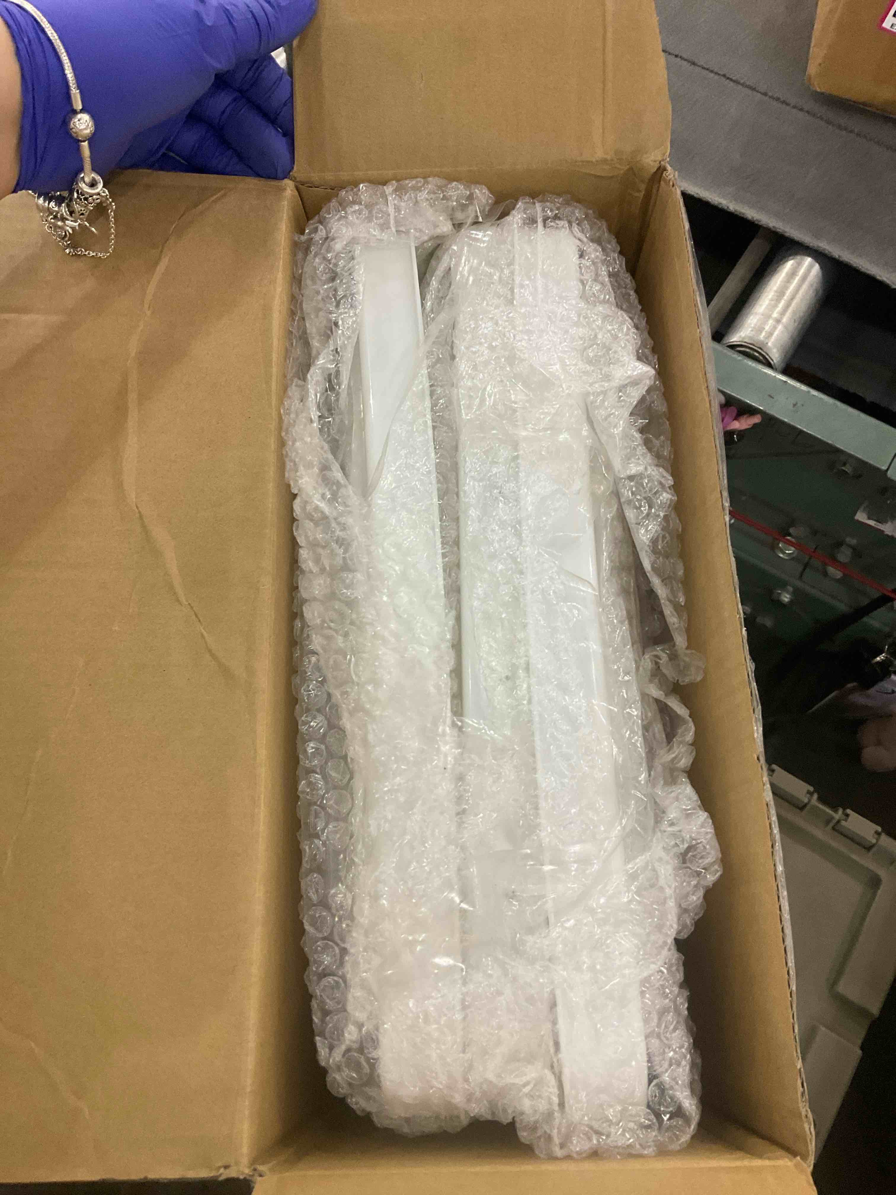 https://s3.amazonaws.com/lotting-images-prod/BargainHunt/EXS01522776_1715016749170.jpeg