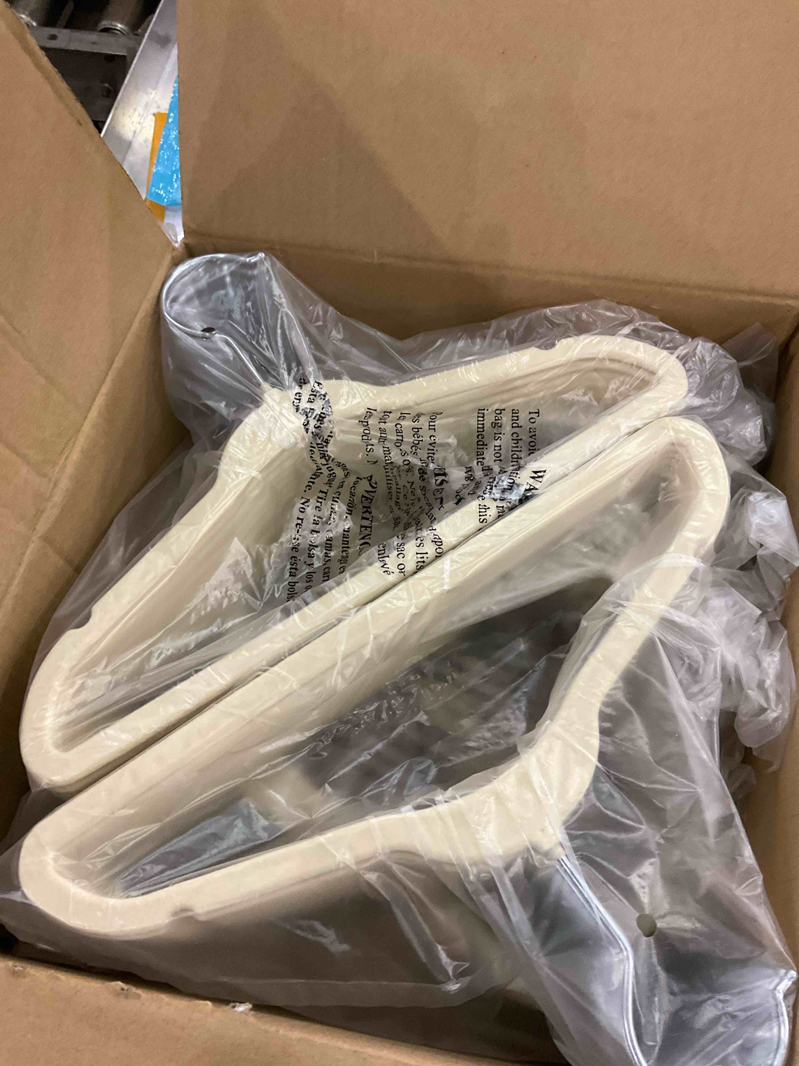 https://s3.amazonaws.com/lotting-images-prod/BargainHunt/EXS01524875_1715187677347.jpeg