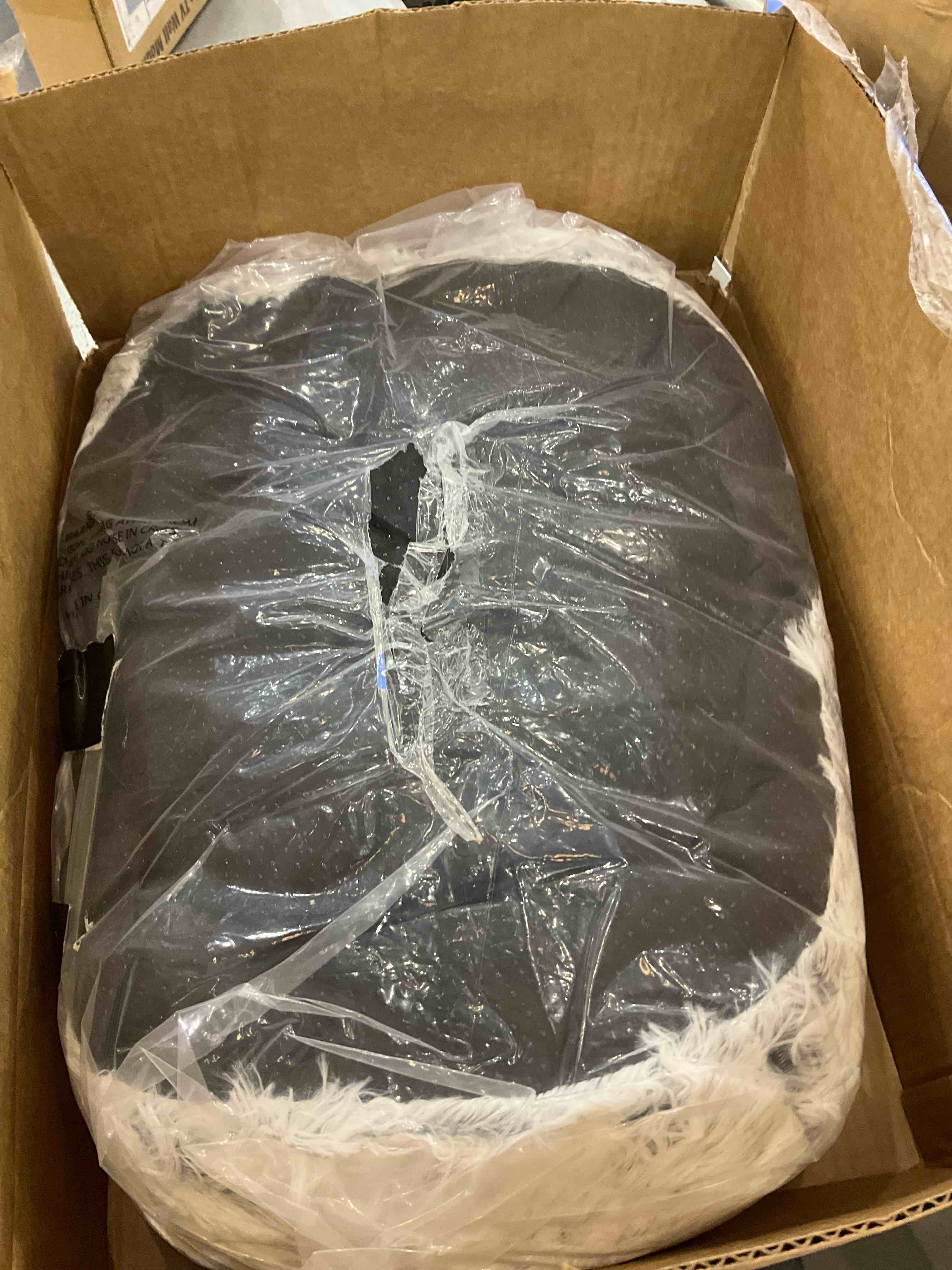 https://s3.amazonaws.com/lotting-images-prod/BargainHunt/EXS01525576_1715354850360.jpeg