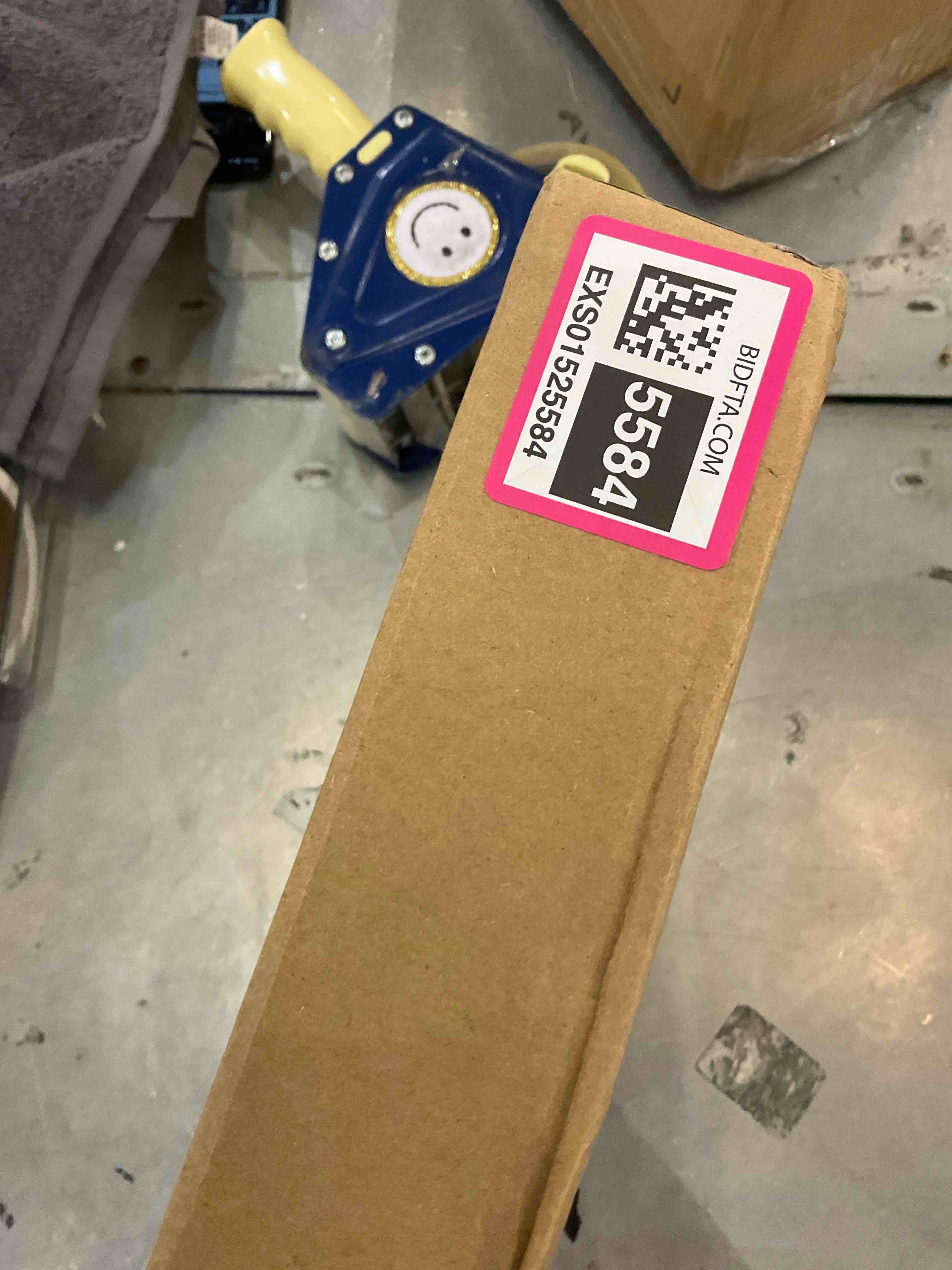 https://s3.amazonaws.com/lotting-images-prod/BargainHunt/EXS01525584_1715355610132.jpeg