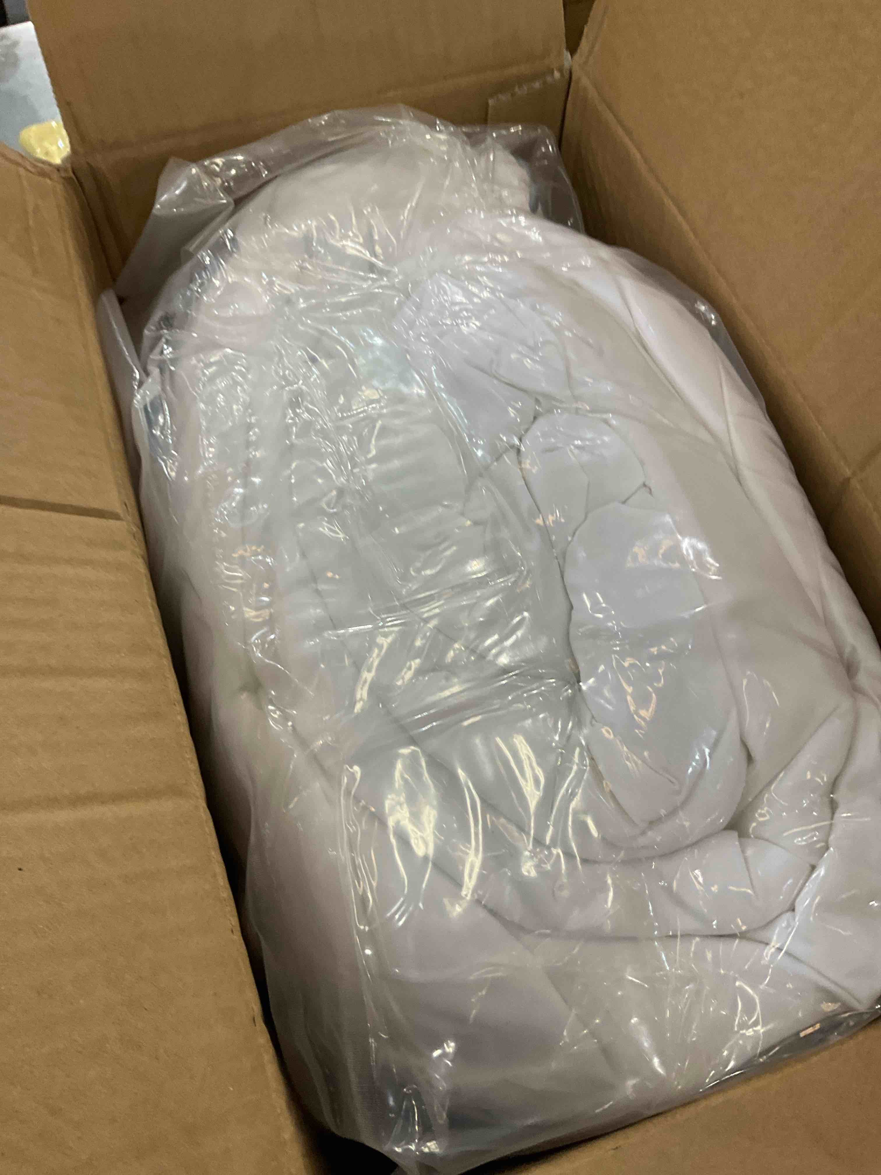 https://s3.amazonaws.com/lotting-images-prod/BargainHunt/EXS01525585_1715355678967.jpeg
