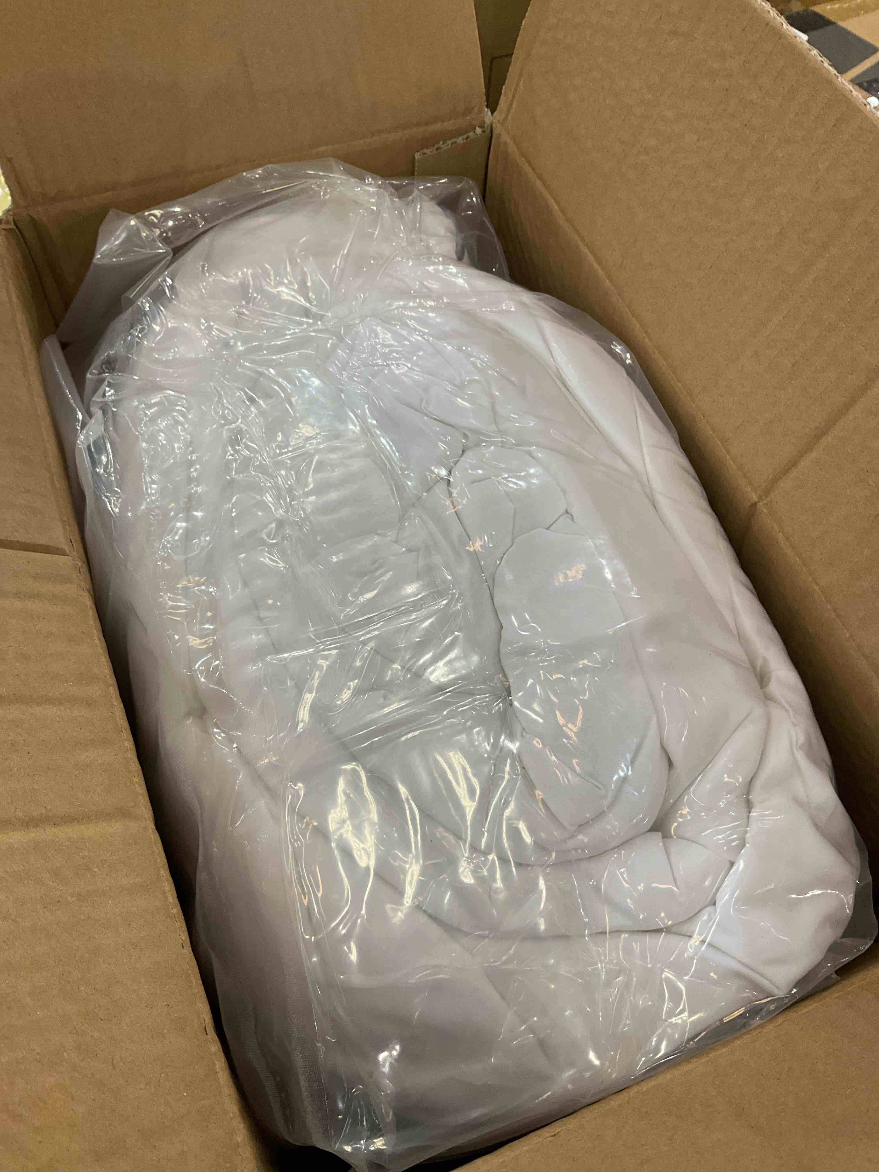 https://s3.amazonaws.com/lotting-images-prod/BargainHunt/EXS01525585_1715355680170.jpeg