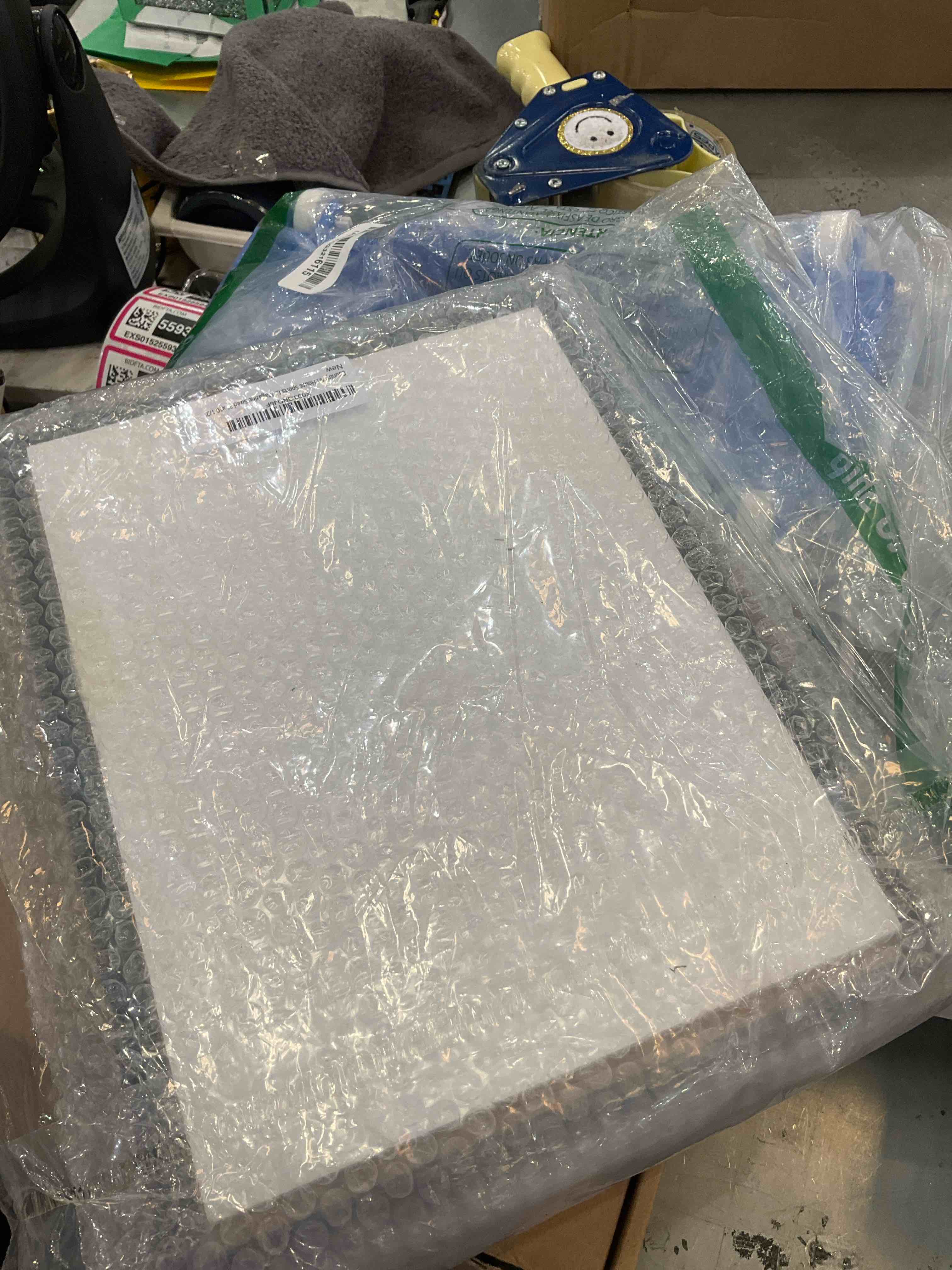 https://s3.amazonaws.com/lotting-images-prod/BargainHunt/EXS01525587_1715355902403.jpeg