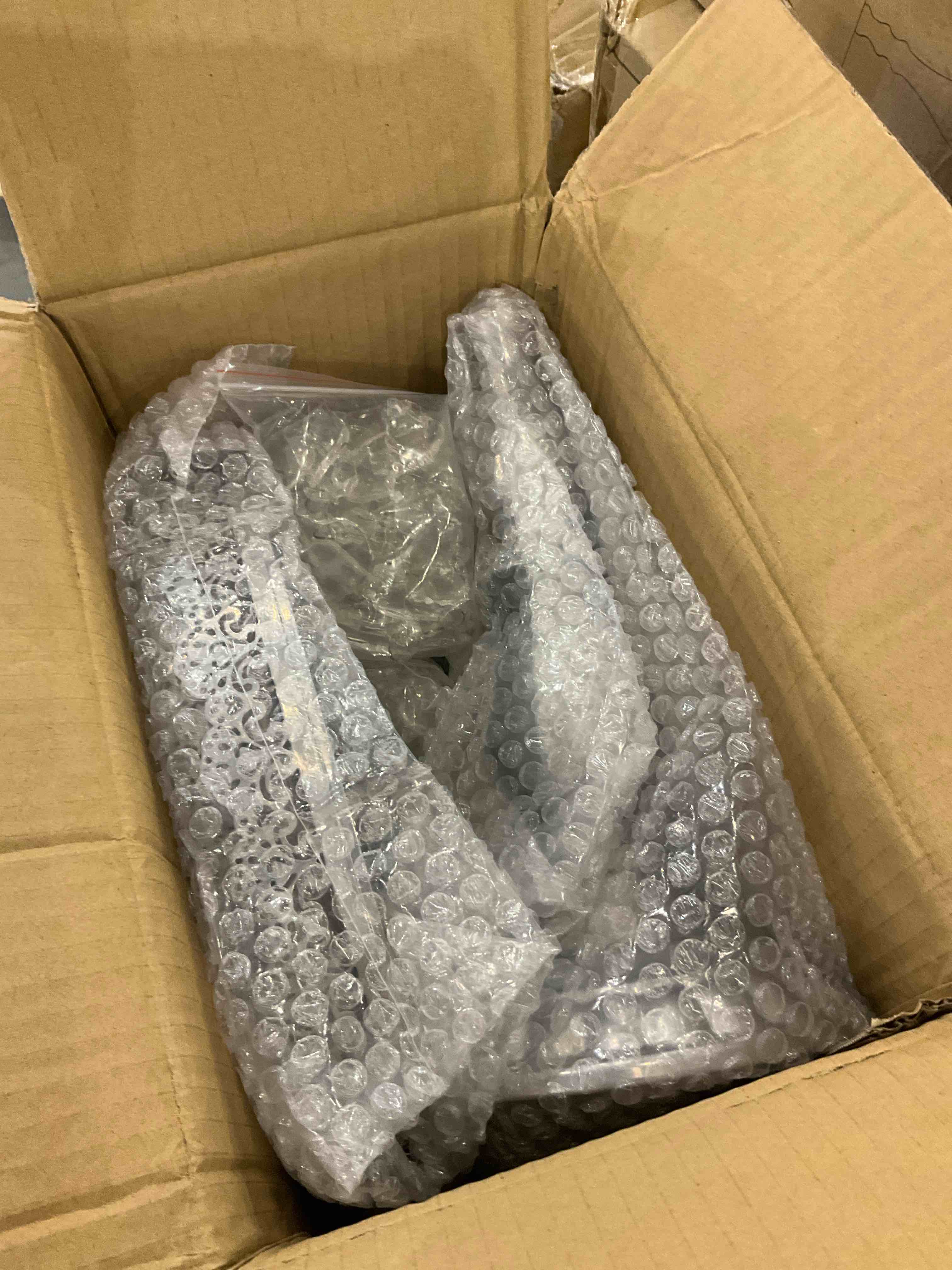 https://s3.amazonaws.com/lotting-images-prod/BargainHunt/EXS01525605_1715359414193.jpeg
