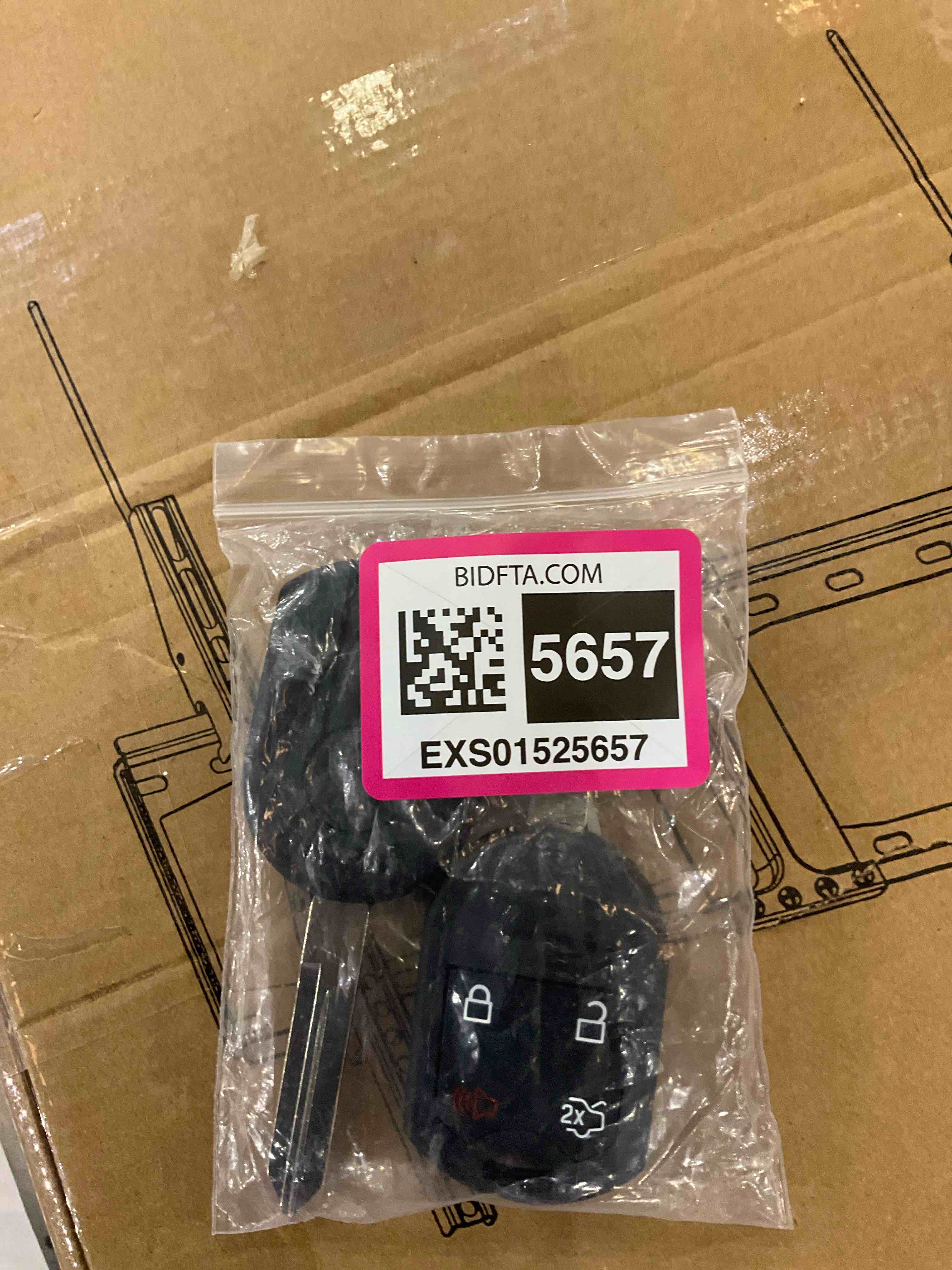 https://s3.amazonaws.com/lotting-images-prod/BargainHunt/EXS01525657_1715366451275.jpeg