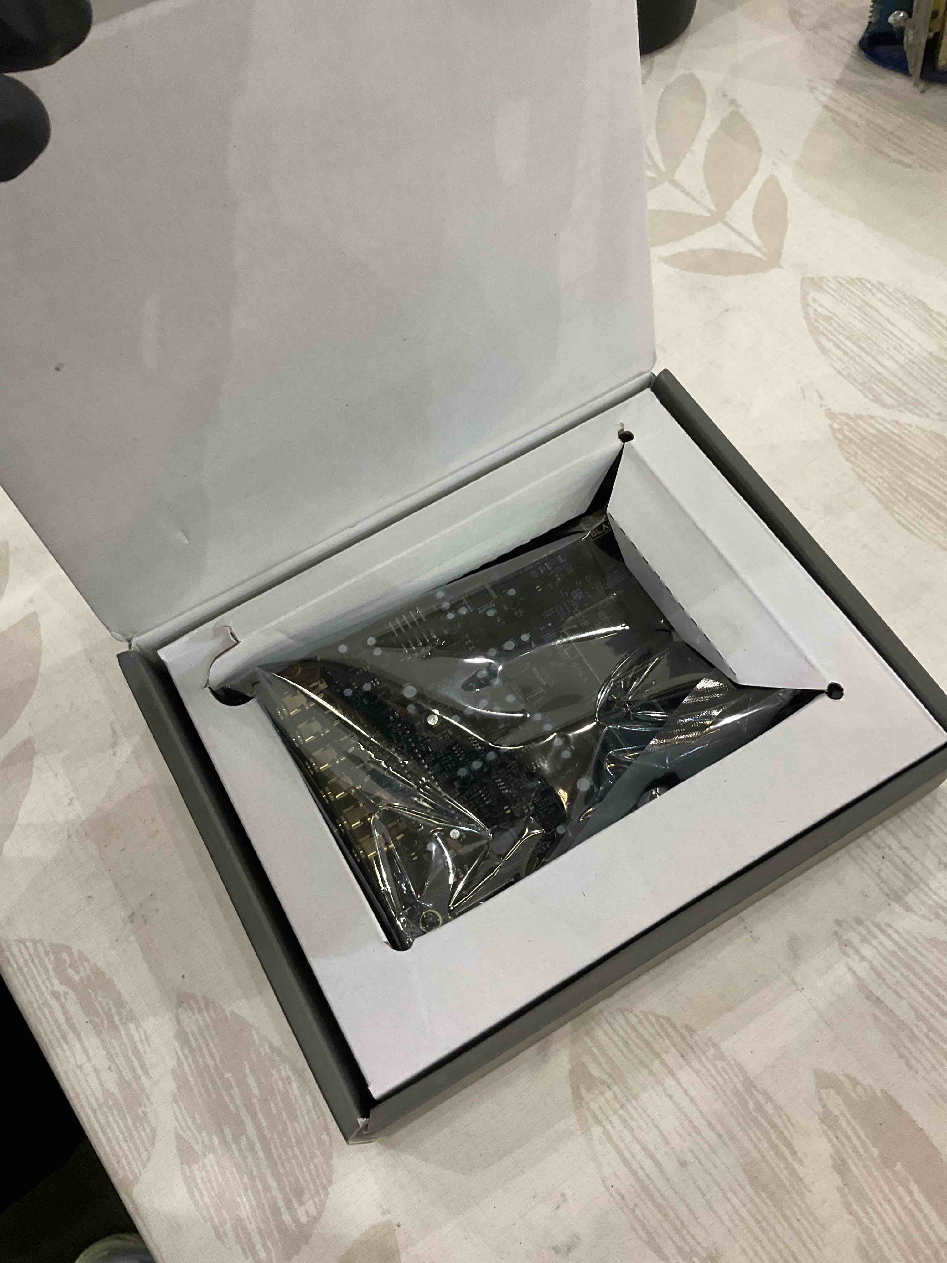 https://s3.amazonaws.com/lotting-images-prod/BargainHunt/EXS01525929_1715627735436.jpeg
