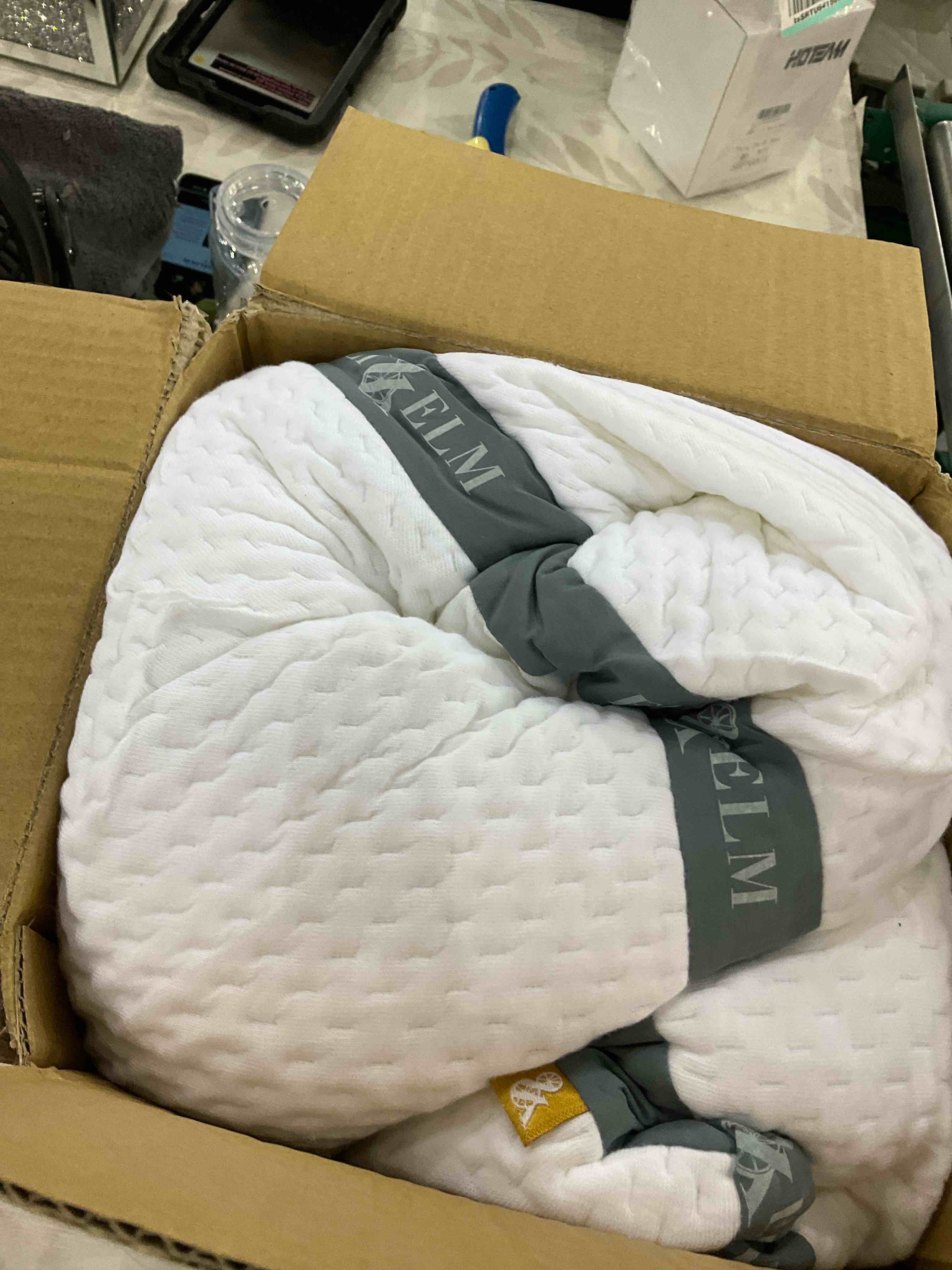 https://s3.amazonaws.com/lotting-images-prod/BargainHunt/EXS01525974_1715688965847.jpeg