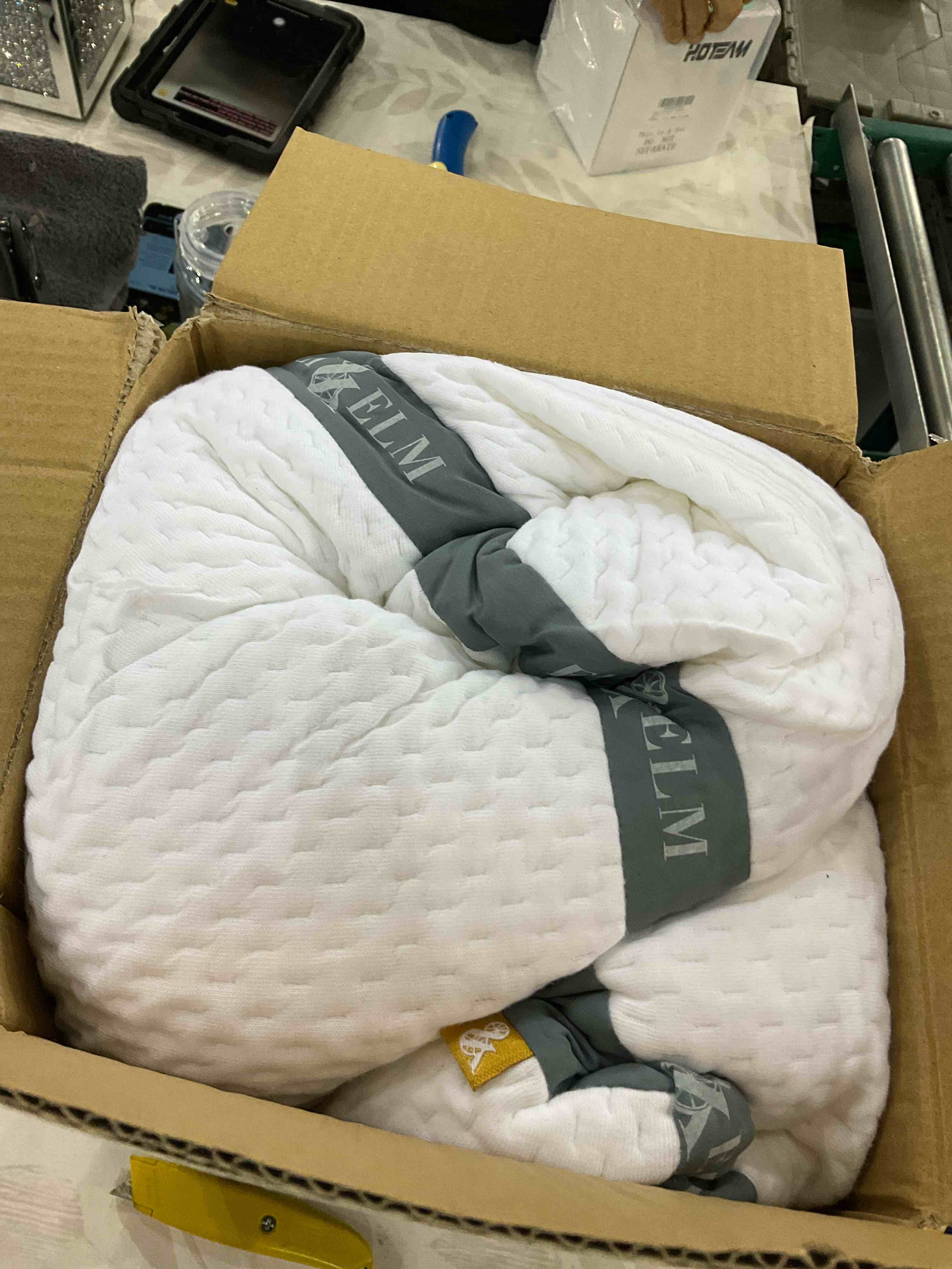 https://s3.amazonaws.com/lotting-images-prod/BargainHunt/EXS01525974_1715688967012.jpeg