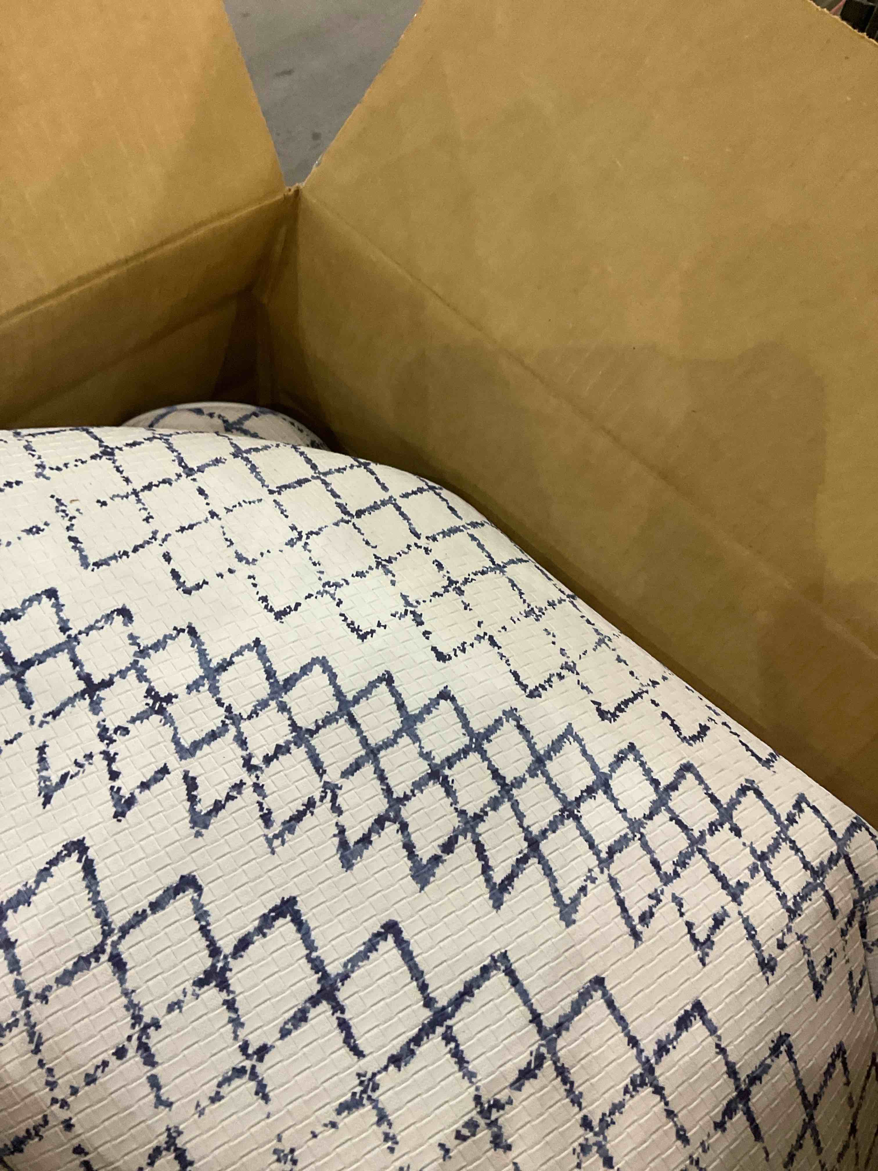 https://s3.amazonaws.com/lotting-images-prod/BargainHunt/EXS01526010_1713784848340.jpeg