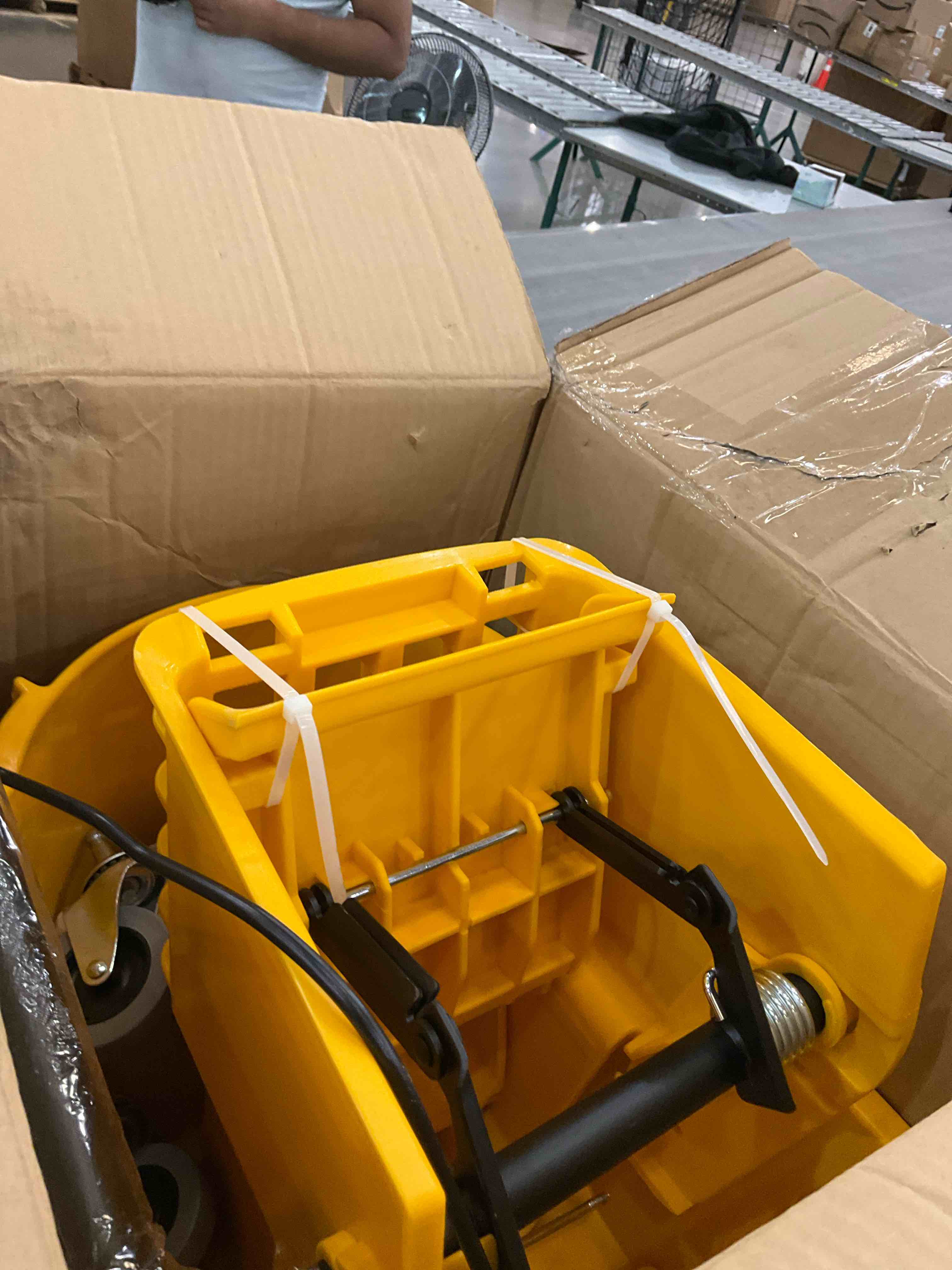 https://s3.amazonaws.com/lotting-images-prod/BargainHunt/EXS01526422_1713885865307.jpeg