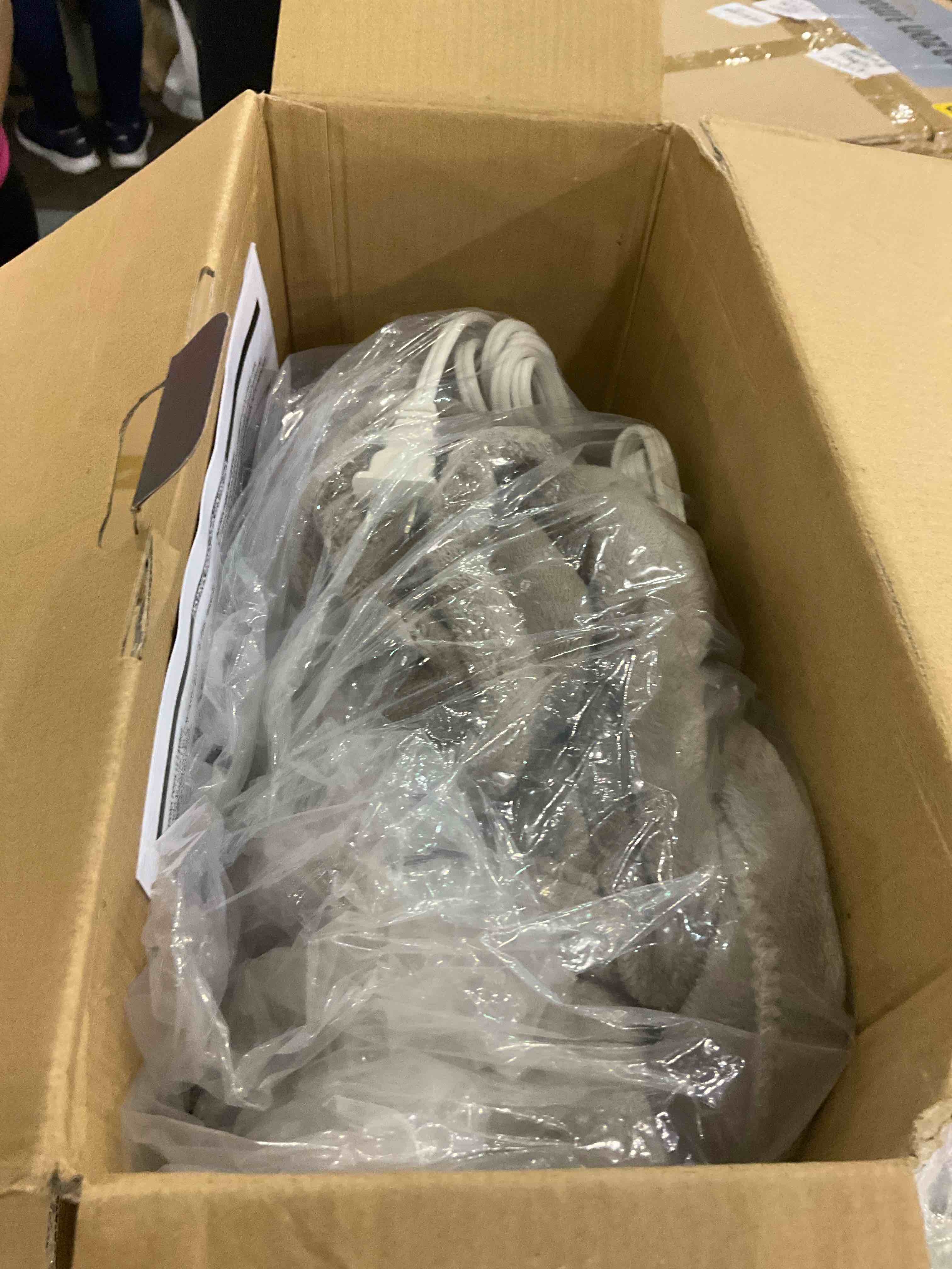 https://s3.amazonaws.com/lotting-images-prod/BargainHunt/EXS01527541_1715952859085.jpeg