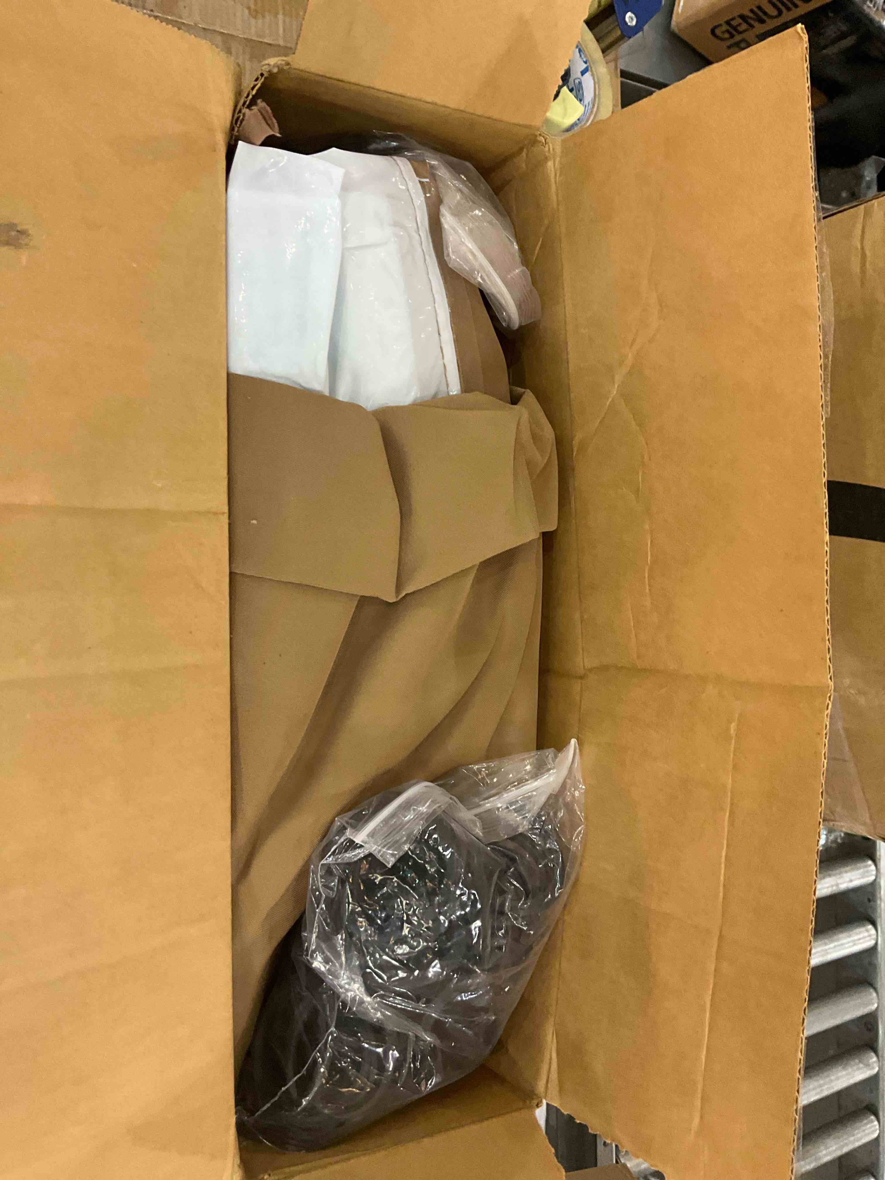 https://s3.amazonaws.com/lotting-images-prod/BargainHunt/EXS01527687_1716215543668.jpeg