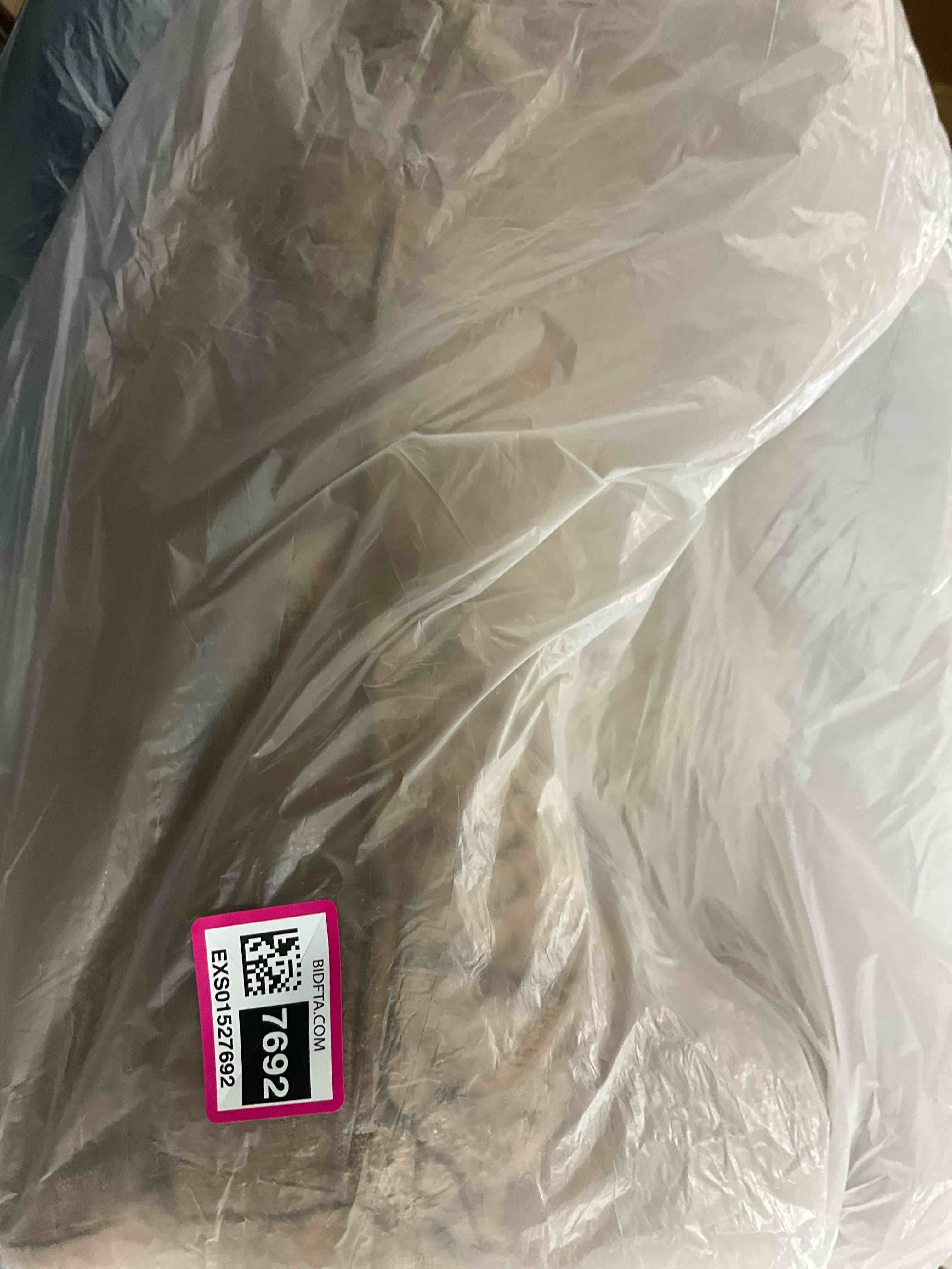 https://s3.amazonaws.com/lotting-images-prod/BargainHunt/EXS01527692_1716216114684.jpeg