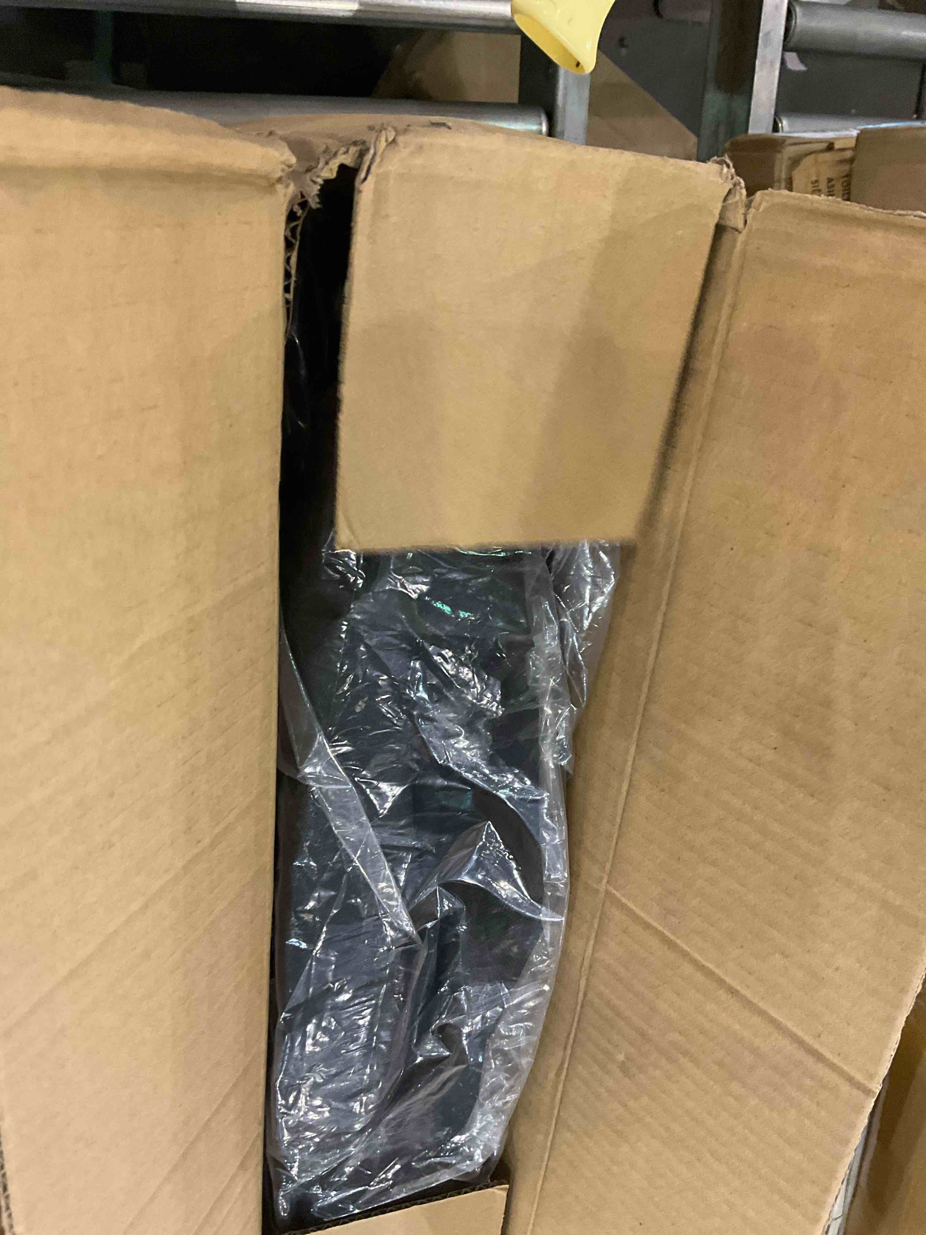 https://s3.amazonaws.com/lotting-images-prod/BargainHunt/EXS01527829_1716404501398.jpeg