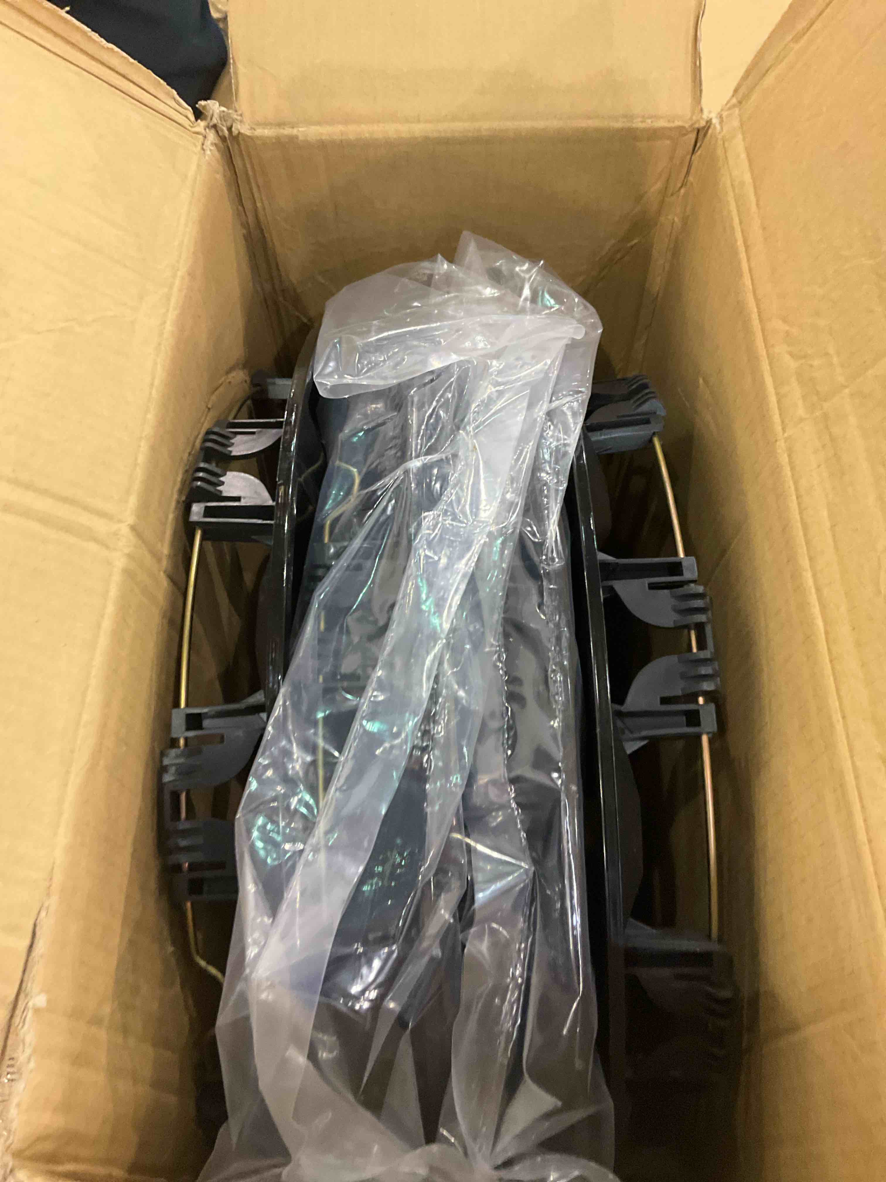 https://s3.amazonaws.com/lotting-images-prod/BargainHunt/EXS01527842_1716463856256.jpeg