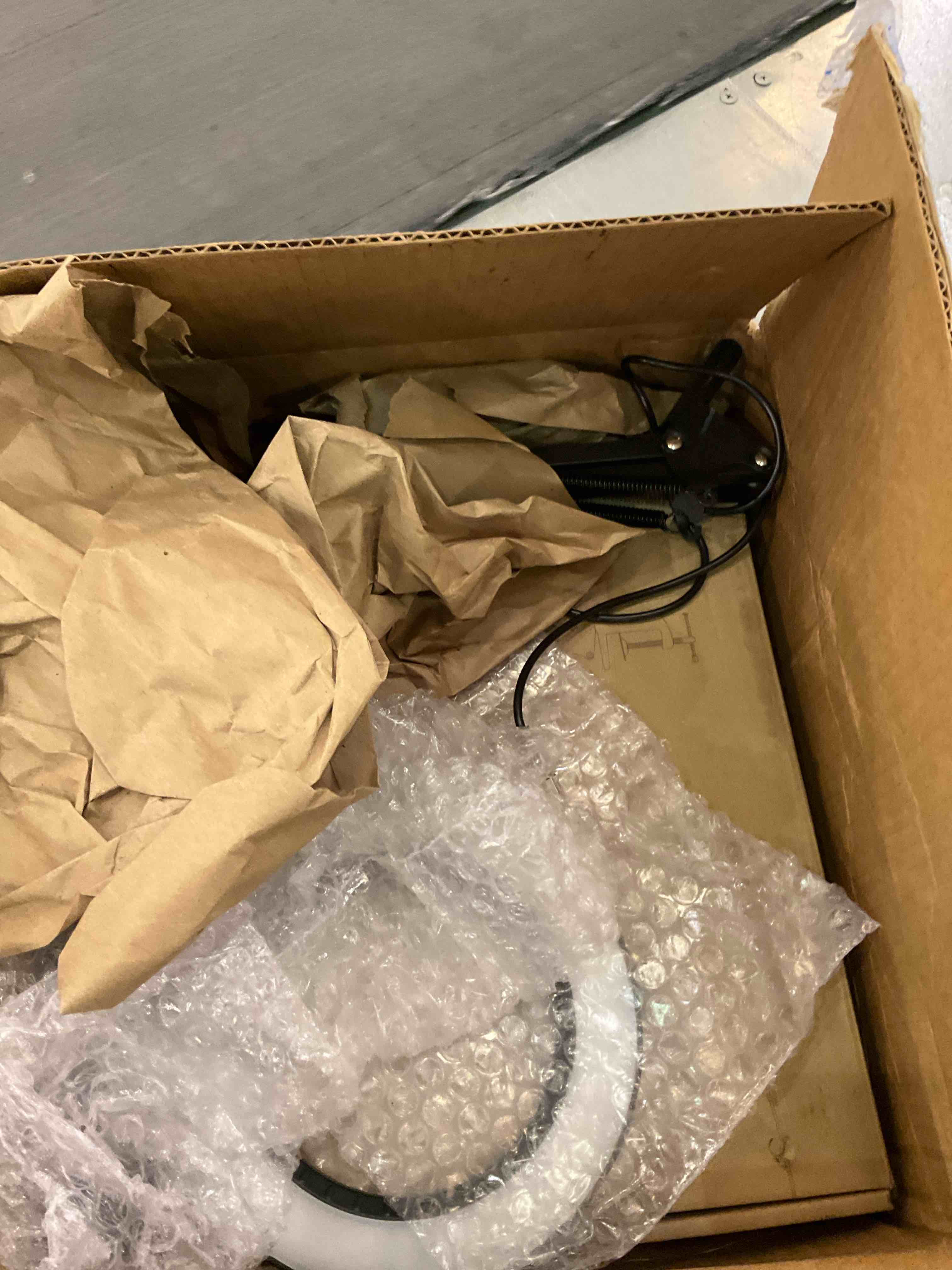 https://s3.amazonaws.com/lotting-images-prod/BargainHunt/EXS01528635_1714415838928.jpeg