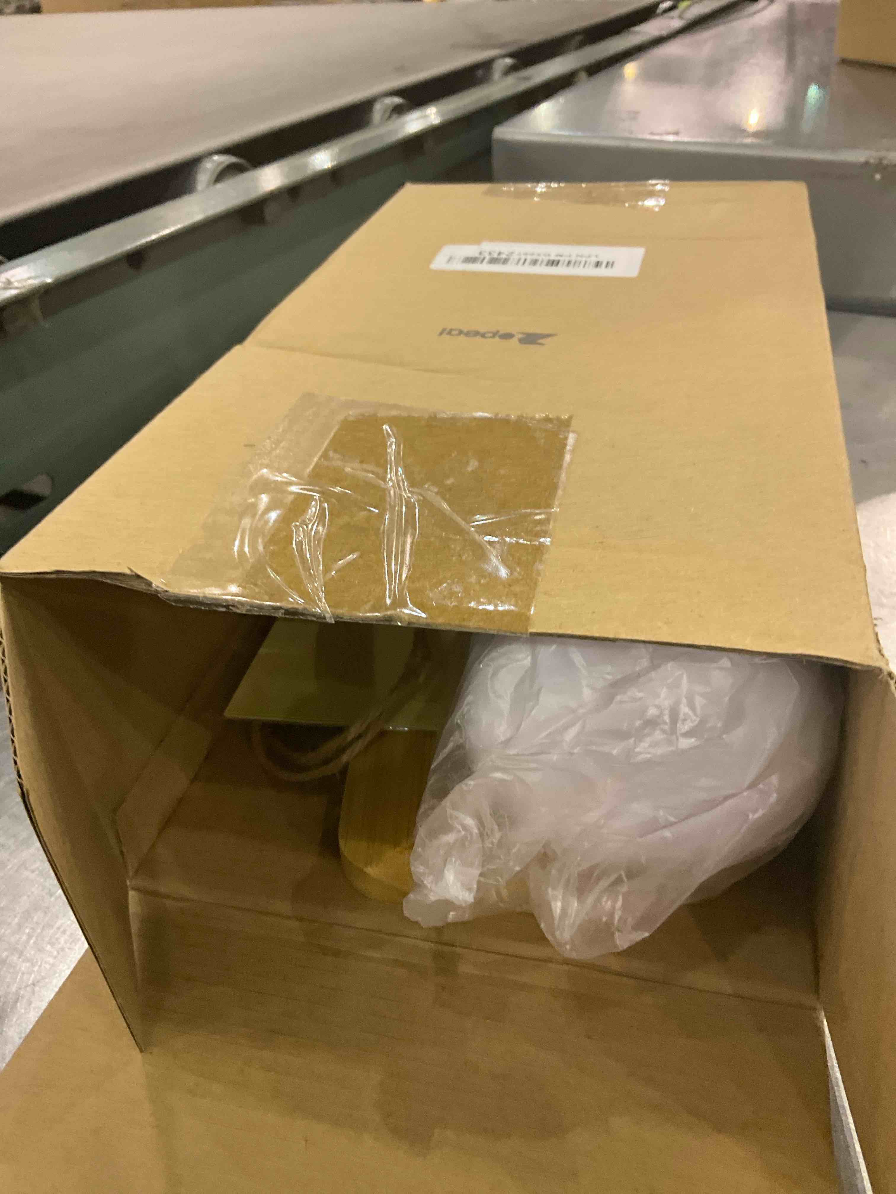 https://s3.amazonaws.com/lotting-images-prod/BargainHunt/EXS01529219_1715772644624.jpeg