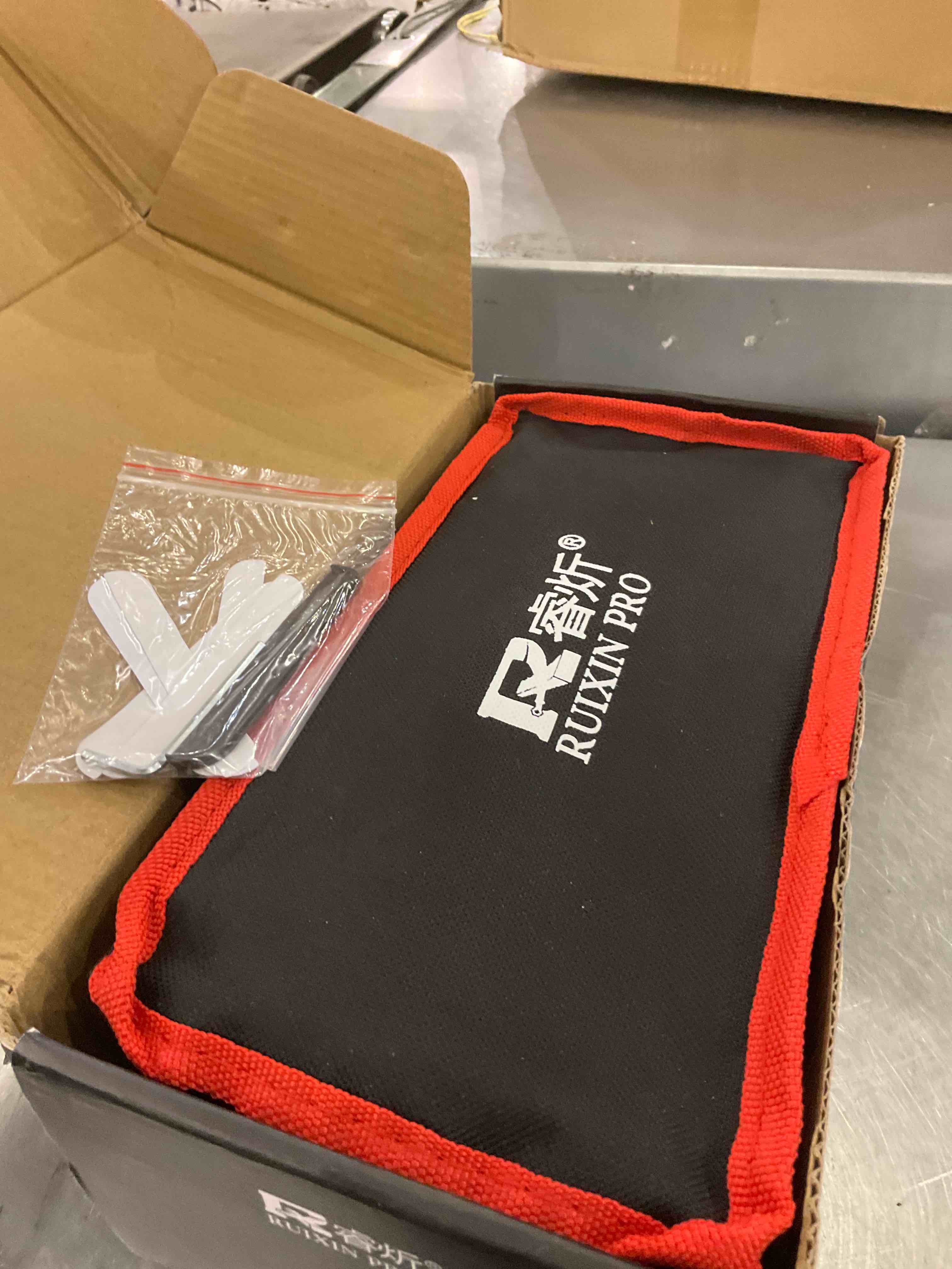 https://s3.amazonaws.com/lotting-images-prod/BargainHunt/EXS01529311_1715783361723.jpeg