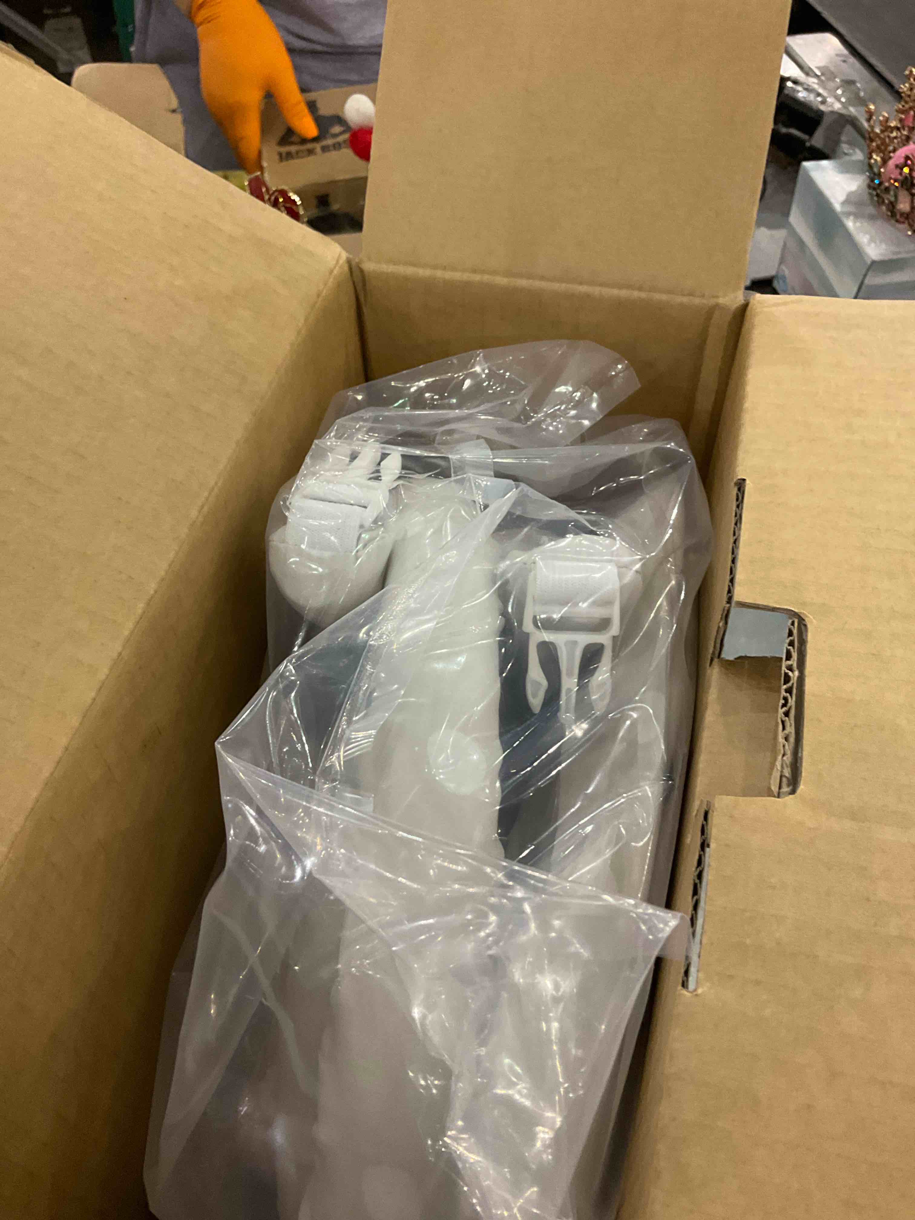 https://s3.amazonaws.com/lotting-images-prod/BargainHunt/EXS01530390_1715954023606.jpeg