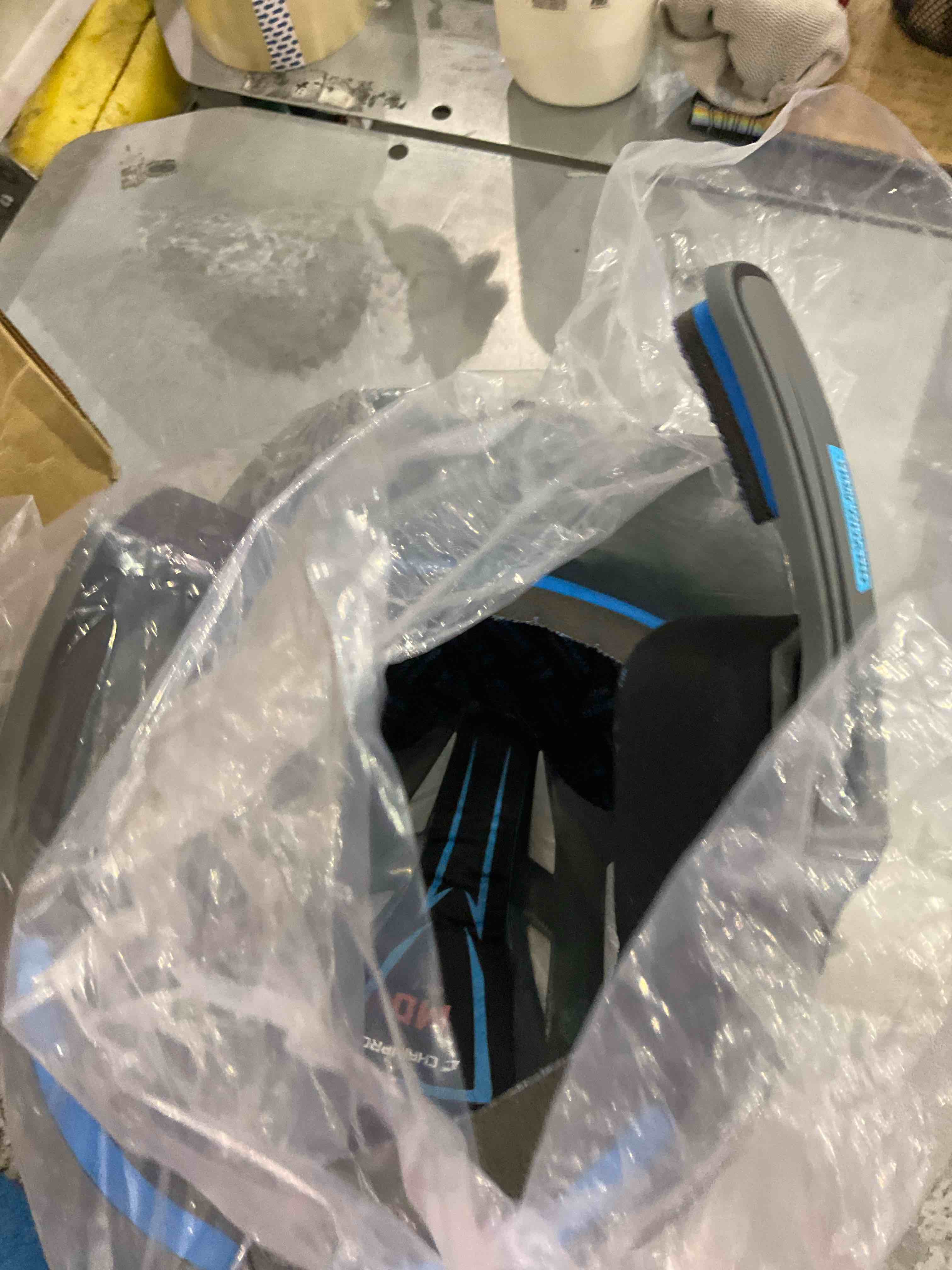 https://s3.amazonaws.com/lotting-images-prod/BargainHunt/EXS01530399_1715955787877.jpeg