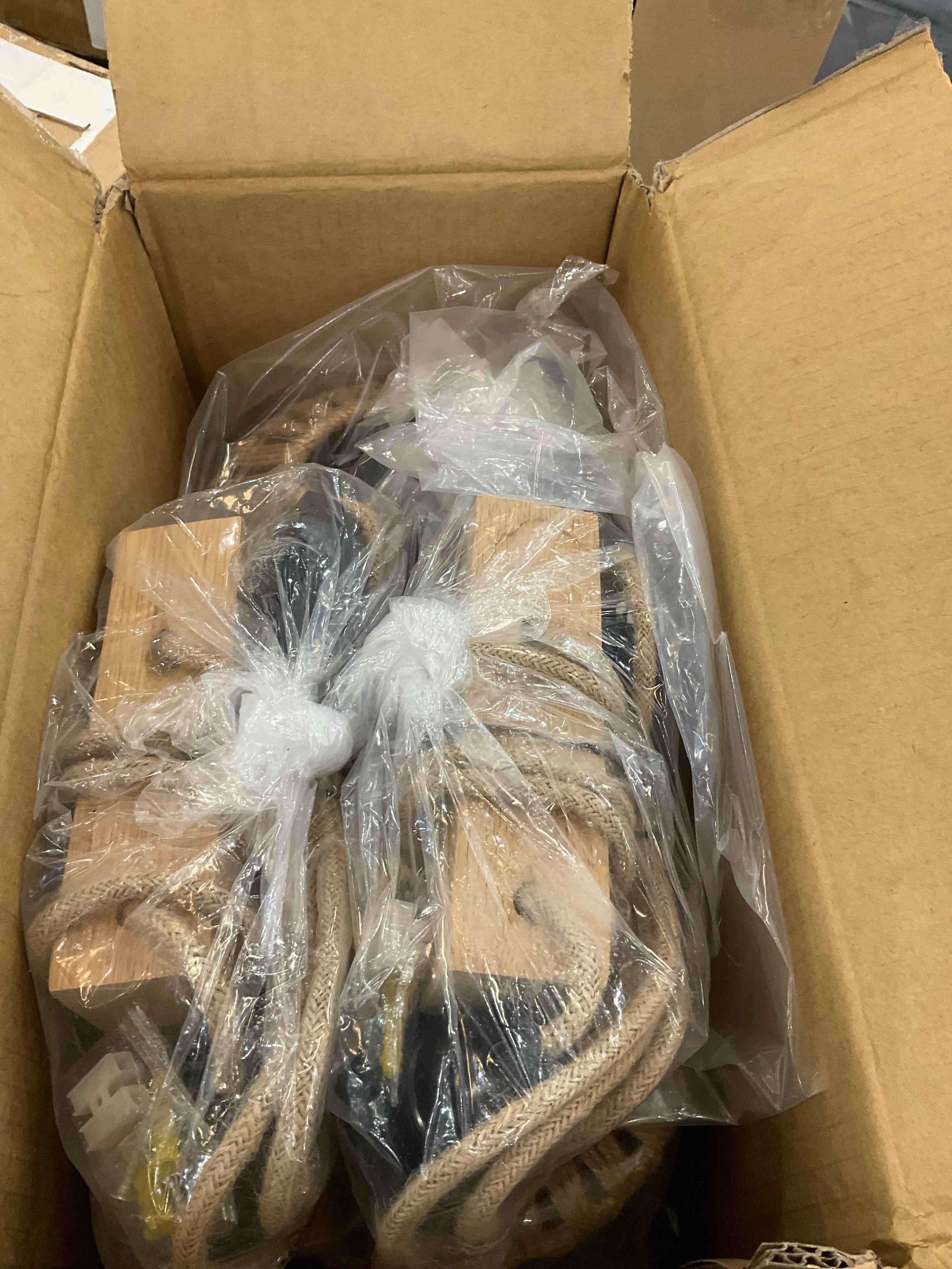 https://s3.amazonaws.com/lotting-images-prod/BargainHunt/EXS01531089_1715351326568.jpeg