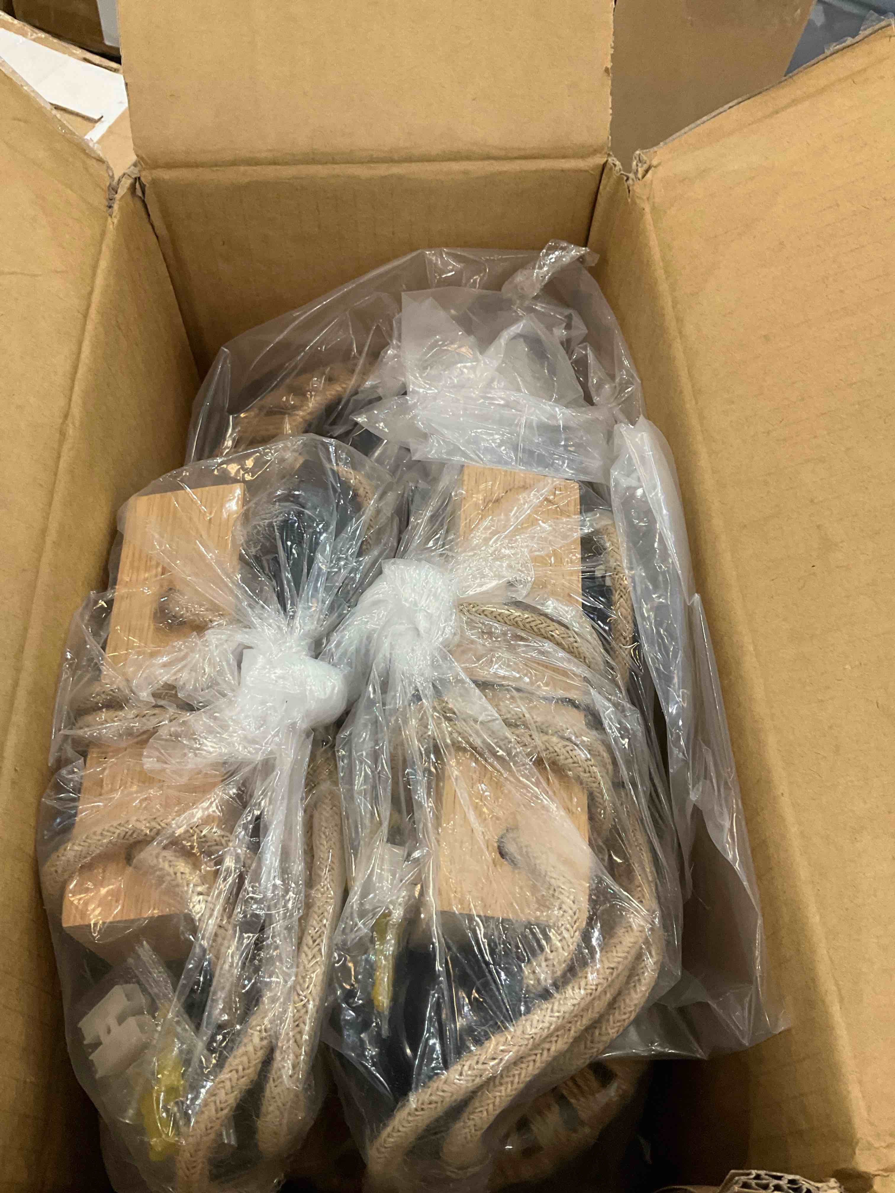 https://s3.amazonaws.com/lotting-images-prod/BargainHunt/EXS01531089_1715351327462.jpeg