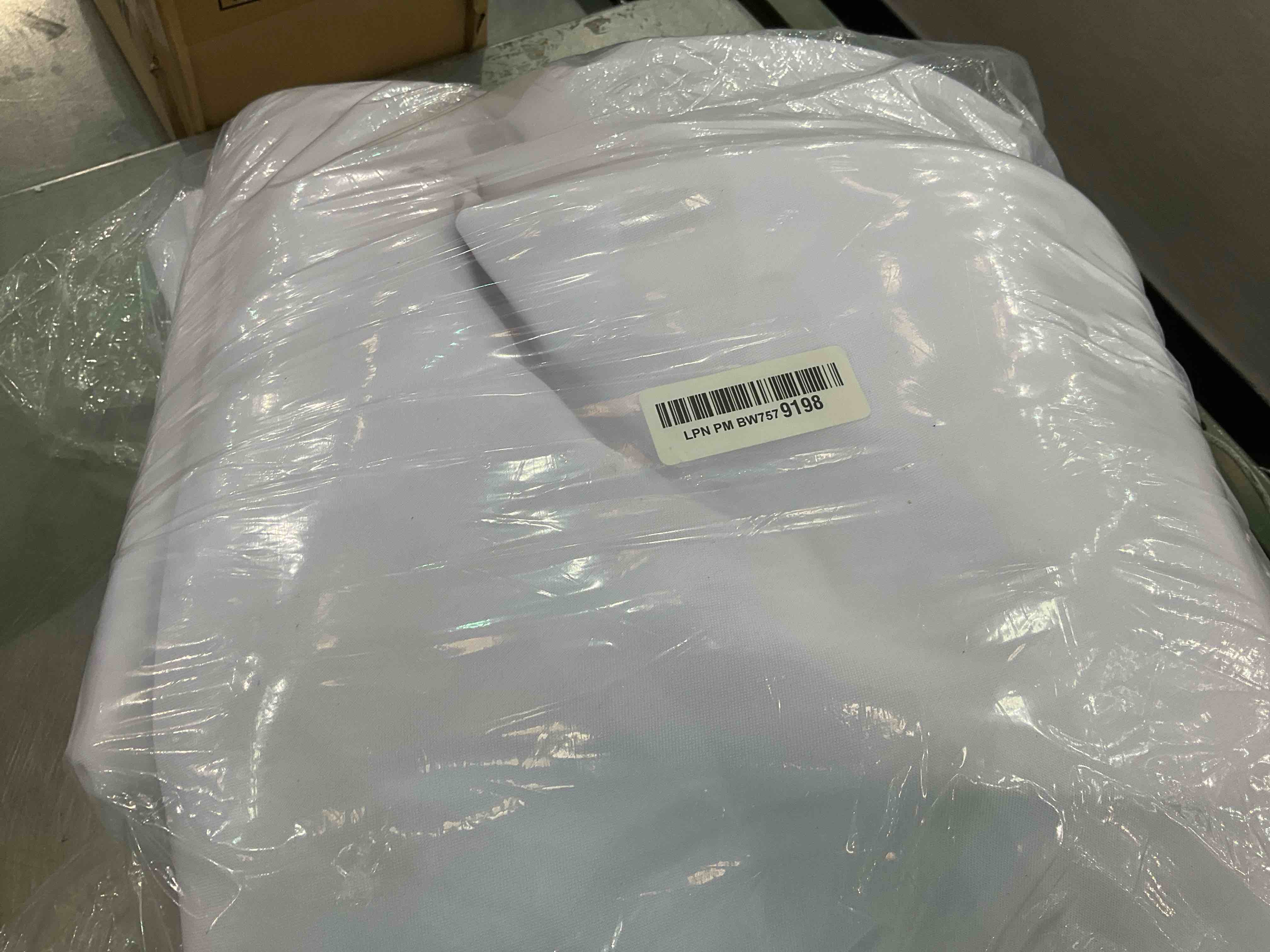 https://s3.amazonaws.com/lotting-images-prod/BargainHunt/EXS01537292_1715188418660.jpeg