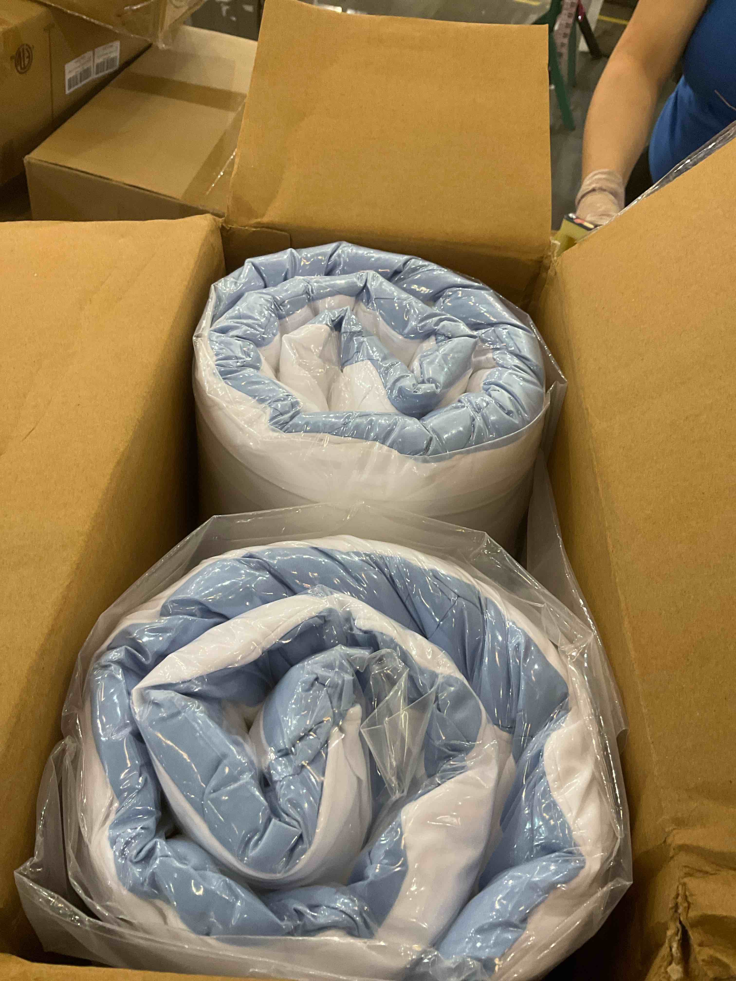 https://s3.amazonaws.com/lotting-images-prod/BargainHunt/EXS01538671_1714749060006.jpeg