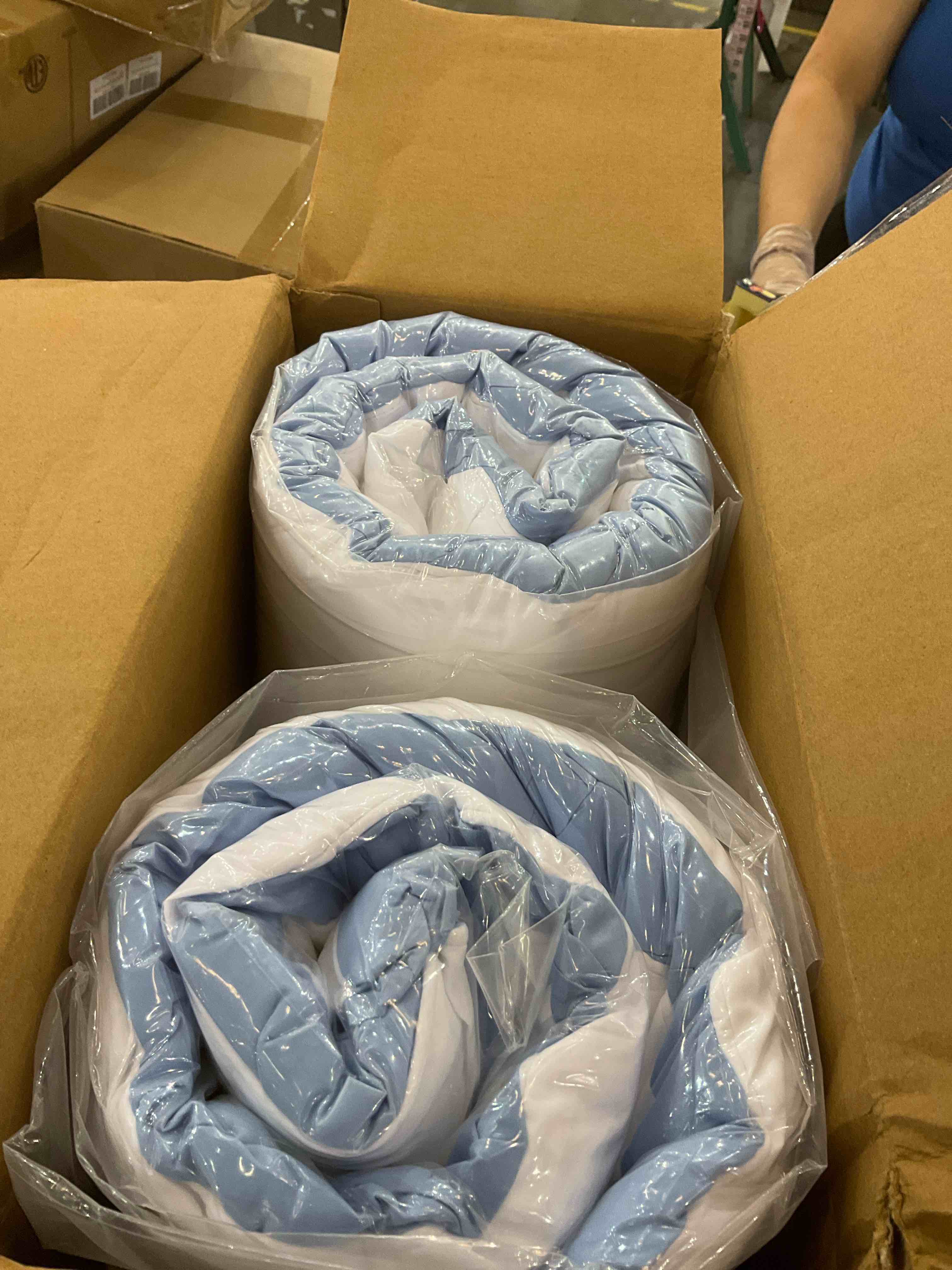 https://s3.amazonaws.com/lotting-images-prod/BargainHunt/EXS01538671_1714749060886.jpeg