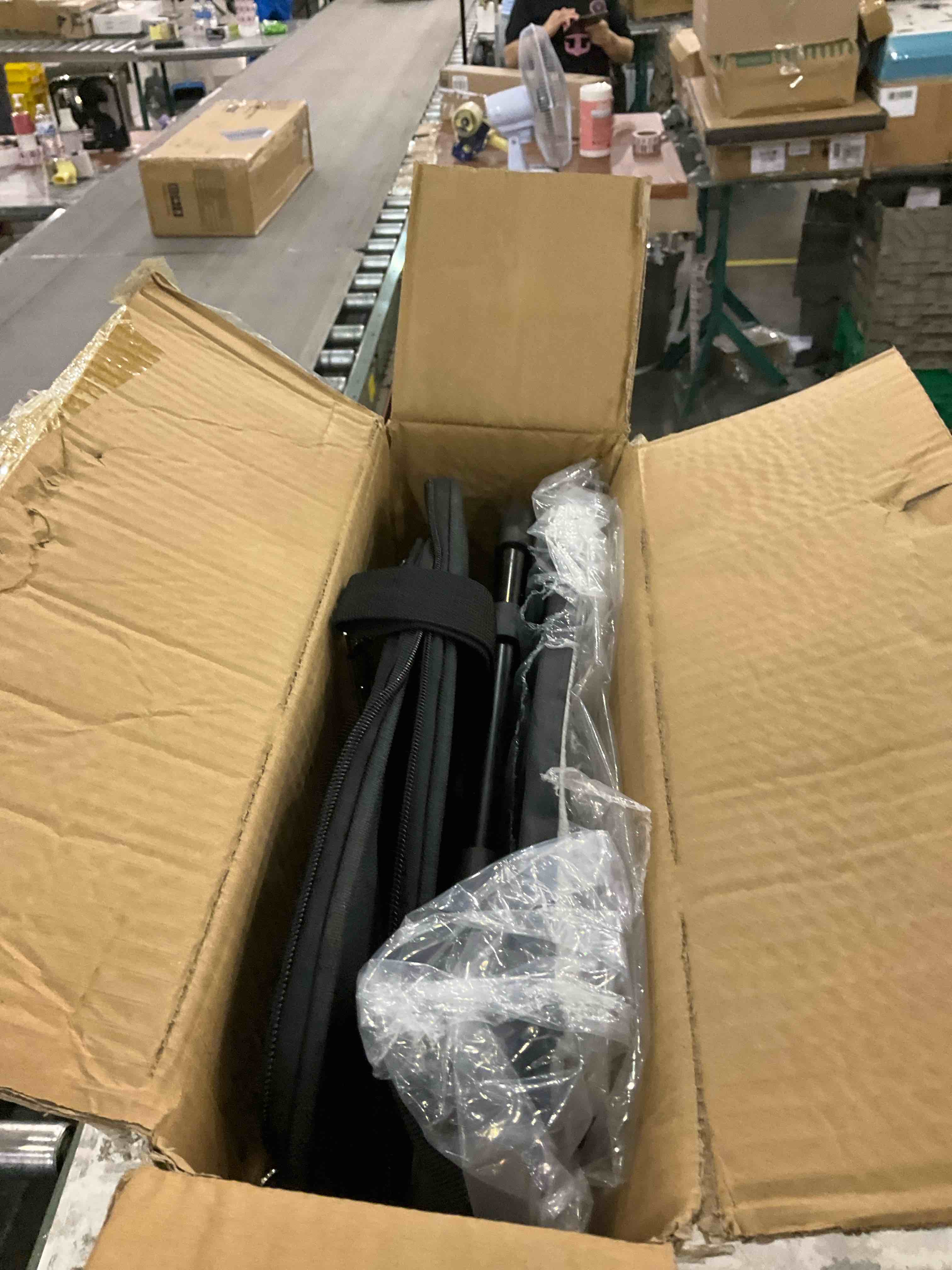 https://s3.amazonaws.com/lotting-images-prod/BargainHunt/EXS01541890_1715859812870.jpeg