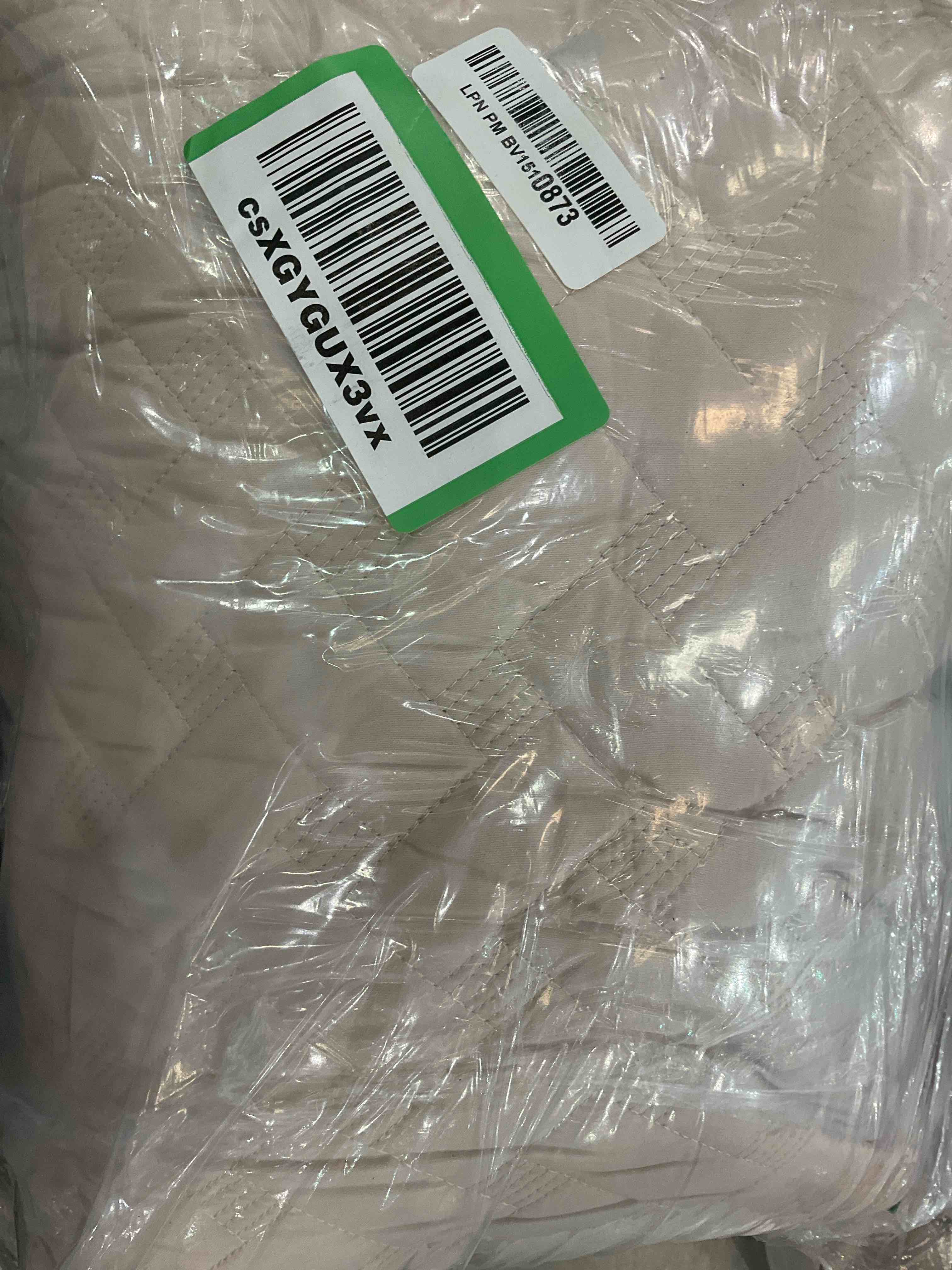 https://s3.amazonaws.com/lotting-images-prod/BargainHunt/EXS01542146_1715195392625.jpeg