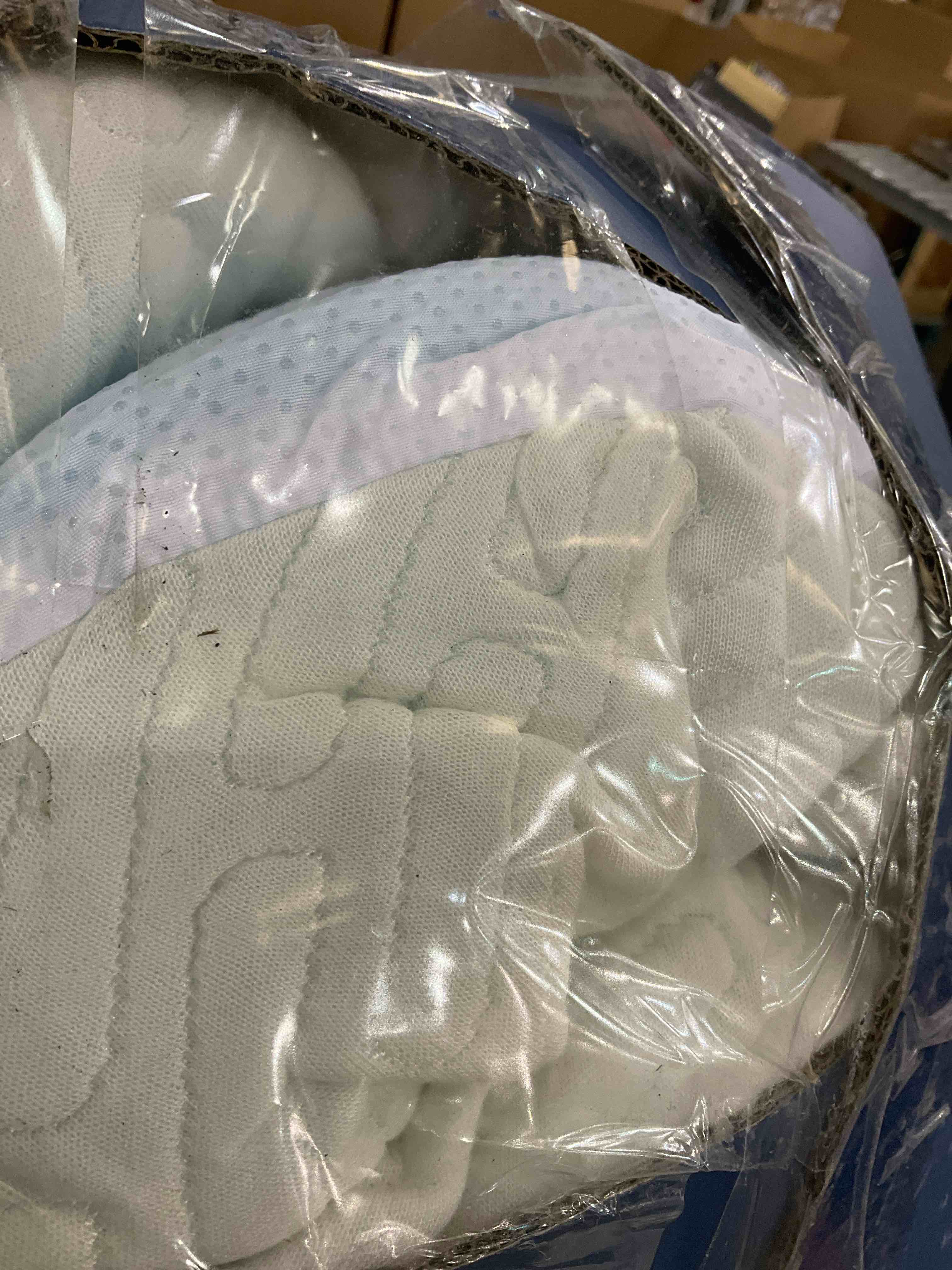 https://s3.amazonaws.com/lotting-images-prod/BargainHunt/EXS01542397_1715783191689.jpeg