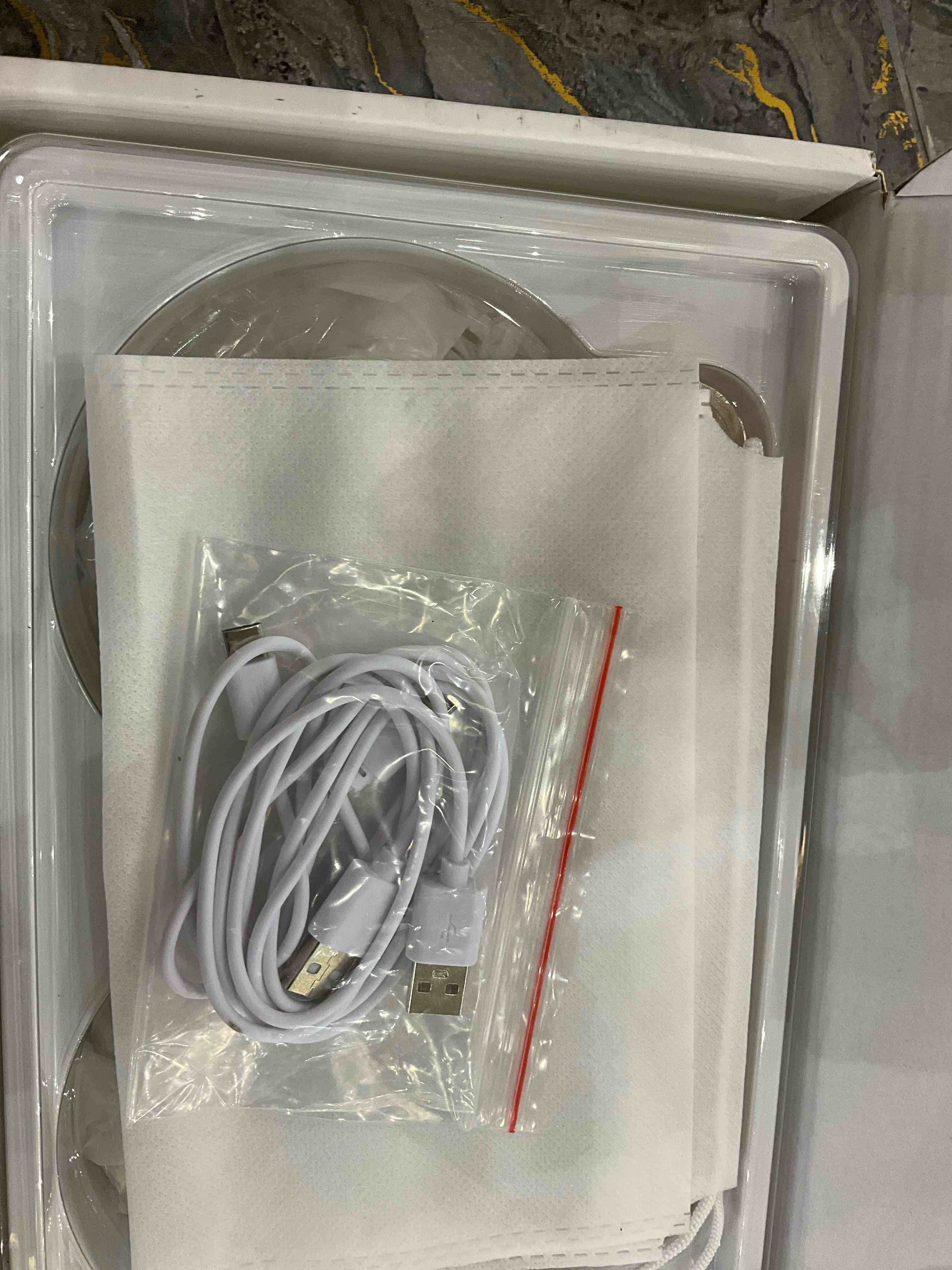 https://s3.amazonaws.com/lotting-images-prod/BargainHunt/EXS01542477_1715864033887.jpeg