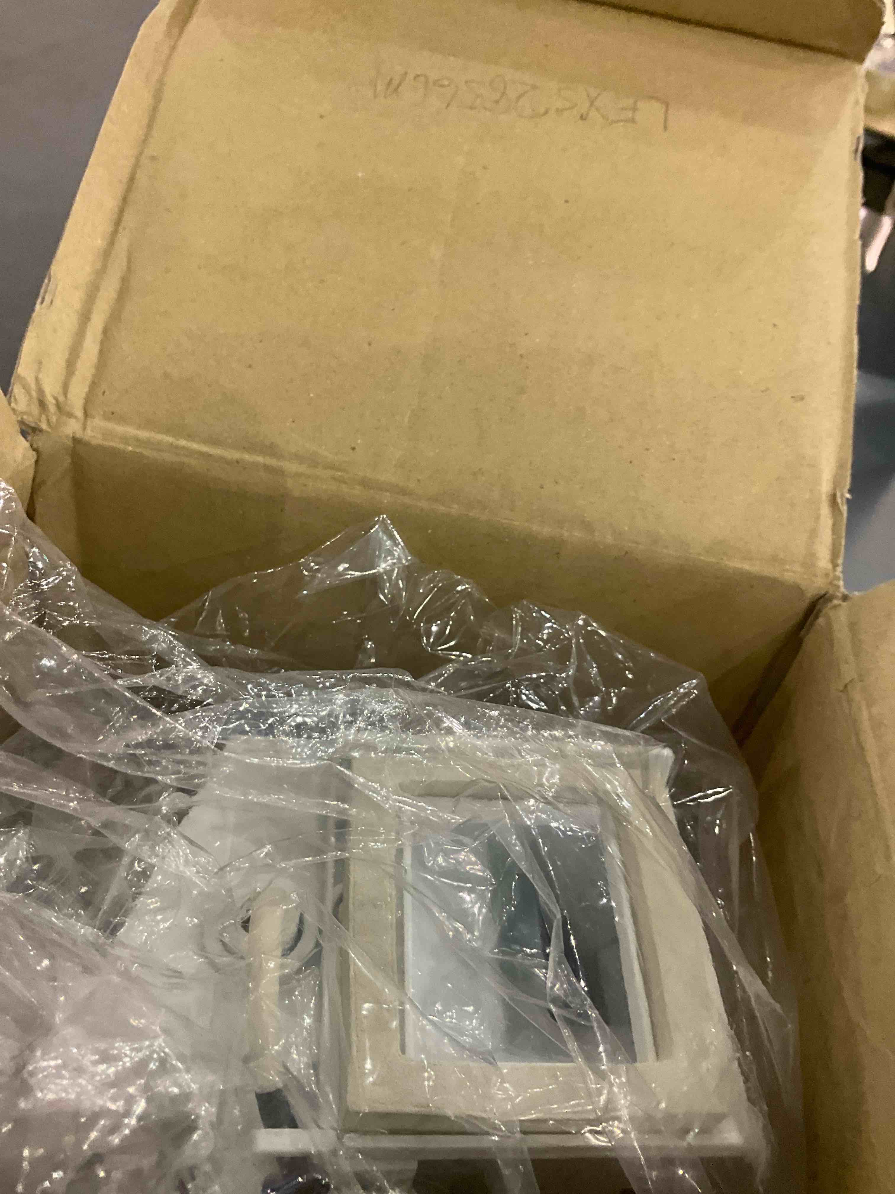 https://s3.amazonaws.com/lotting-images-prod/BargainHunt/EXS01544112_1714736172611.jpeg