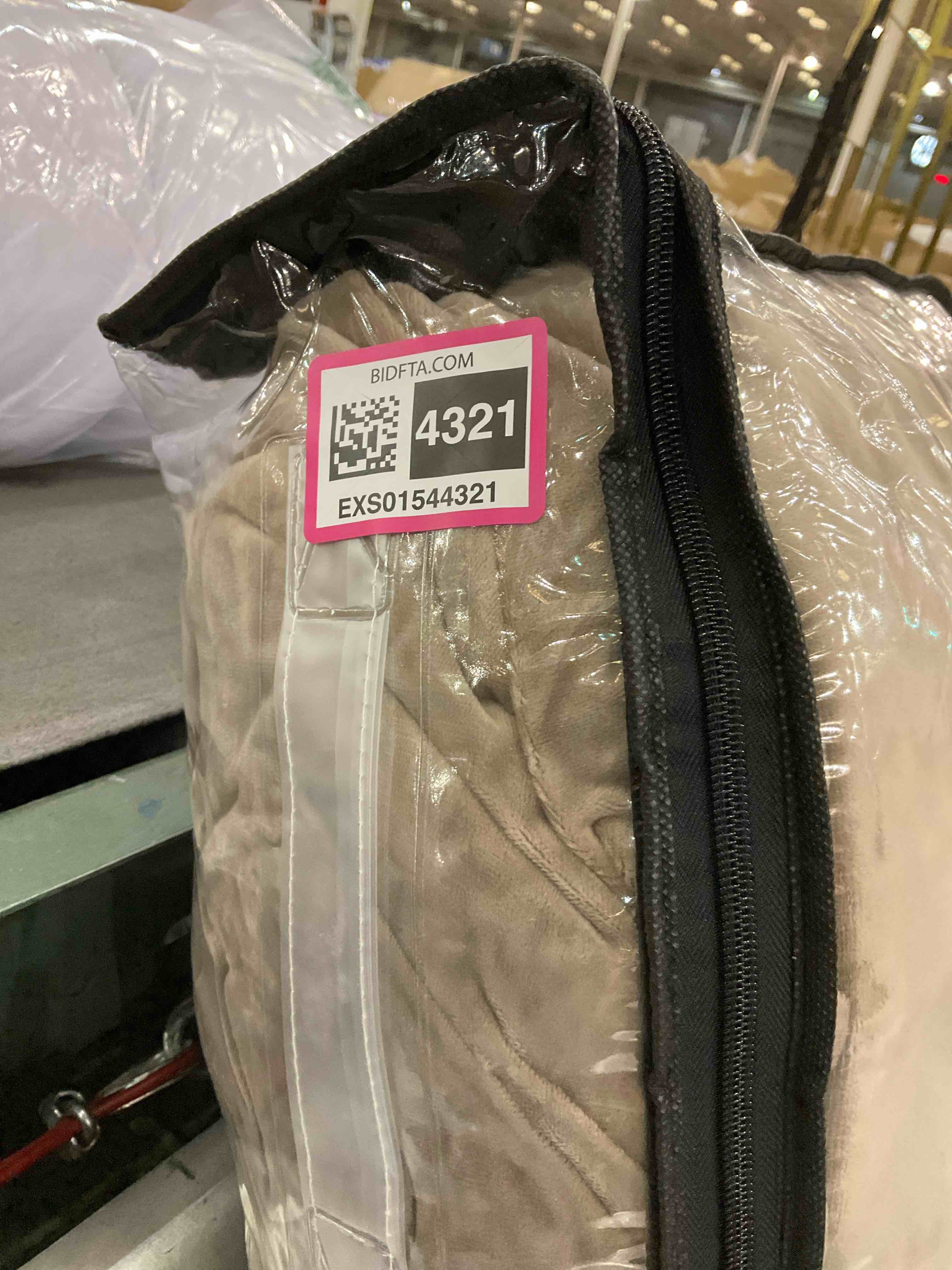 https://s3.amazonaws.com/lotting-images-prod/BargainHunt/EXS01544321_1715093148124.jpeg