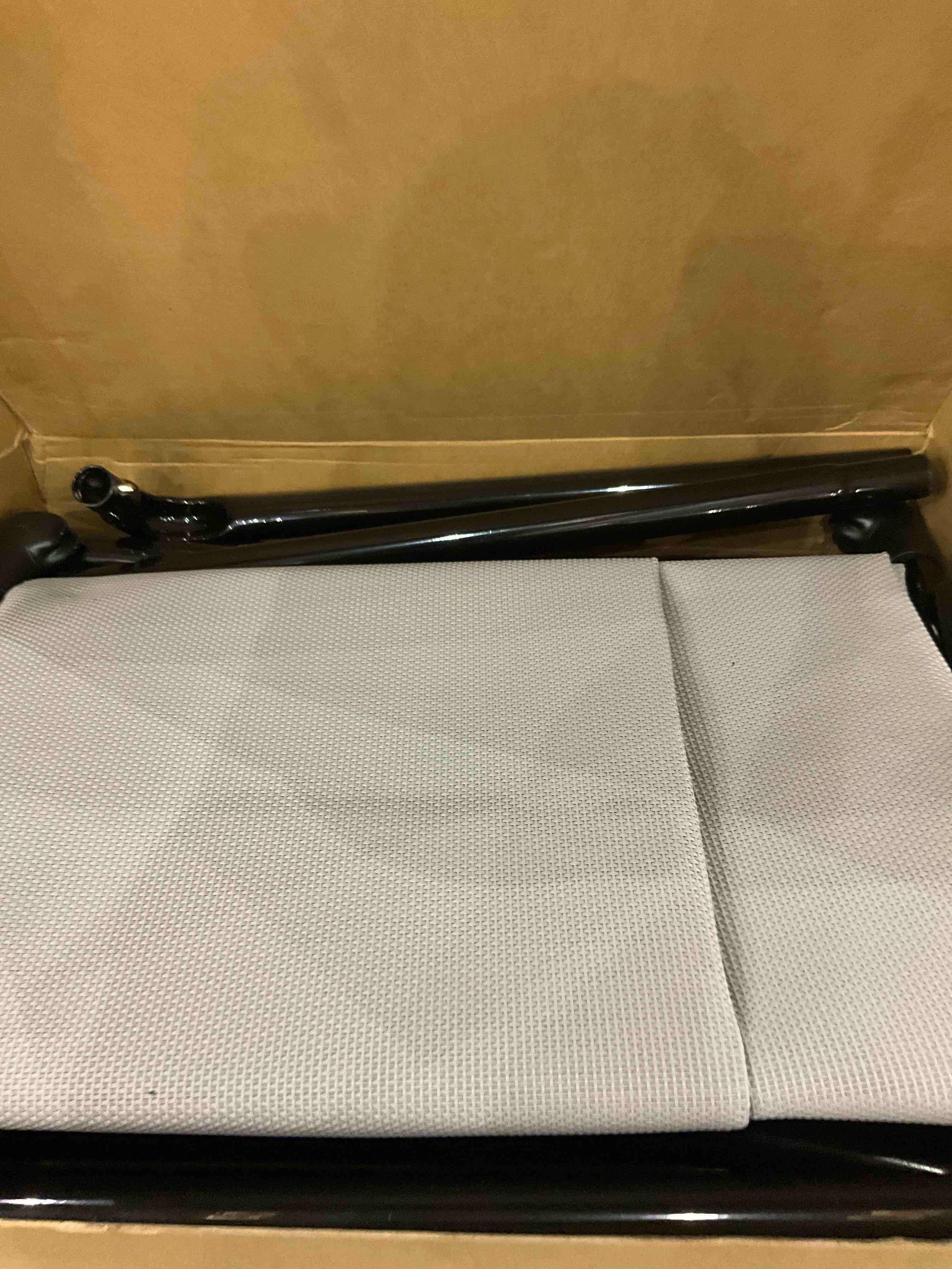 https://s3.amazonaws.com/lotting-images-prod/BargainHunt/EXS01545591_1714997059215.jpeg